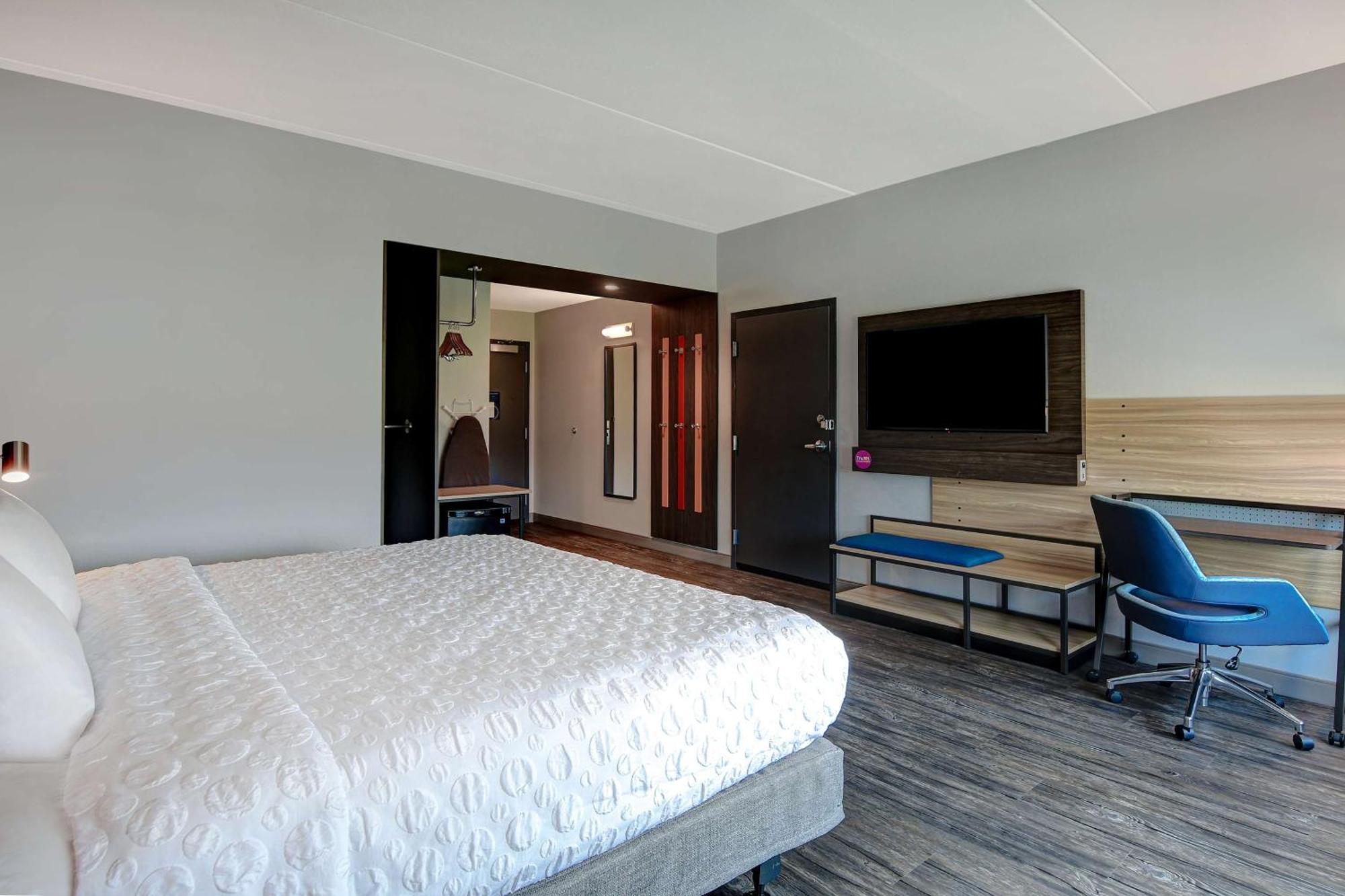 King Room Bath Tub Mobility Access