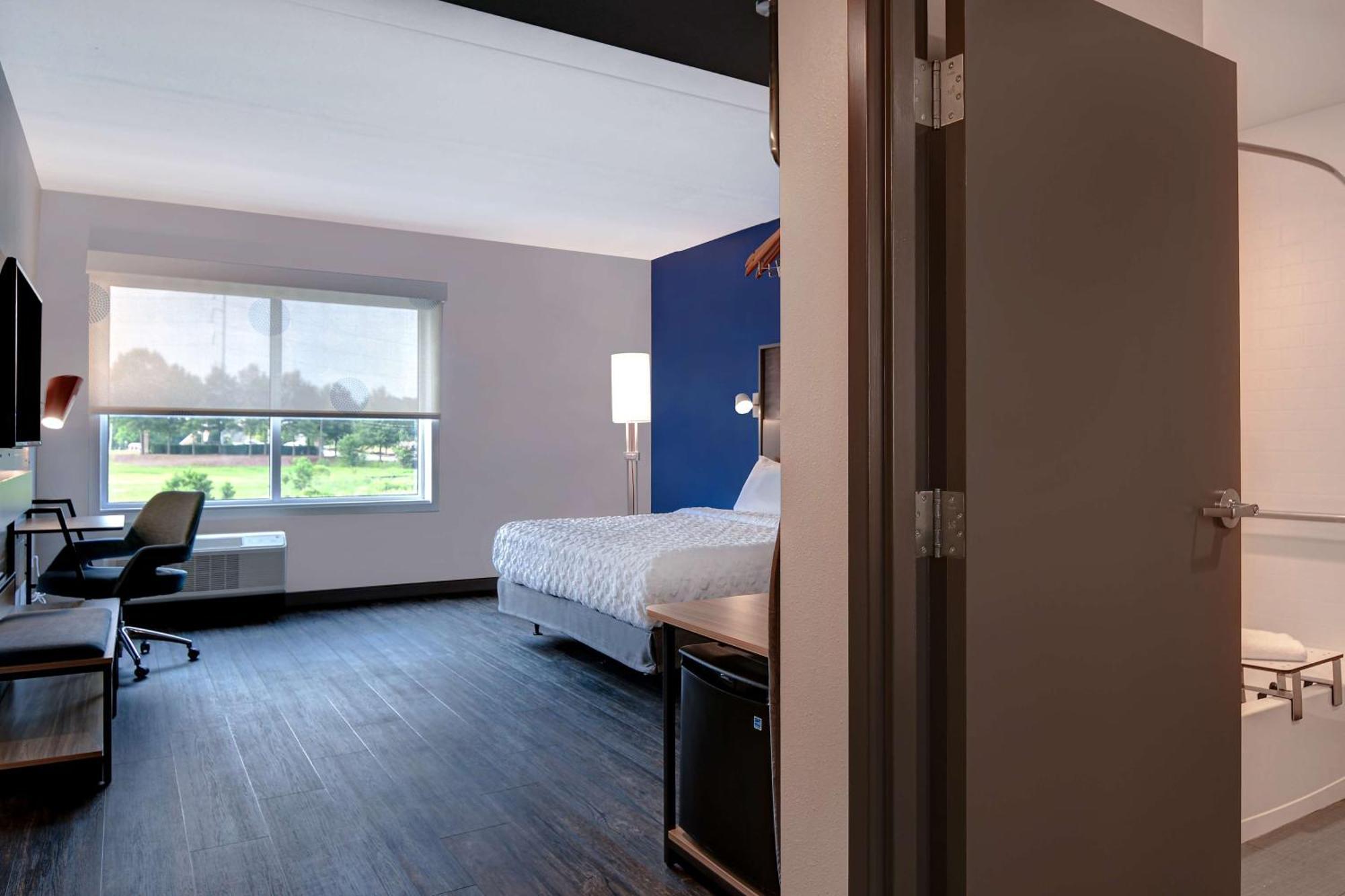 King Room Bath Tub Mobility Access