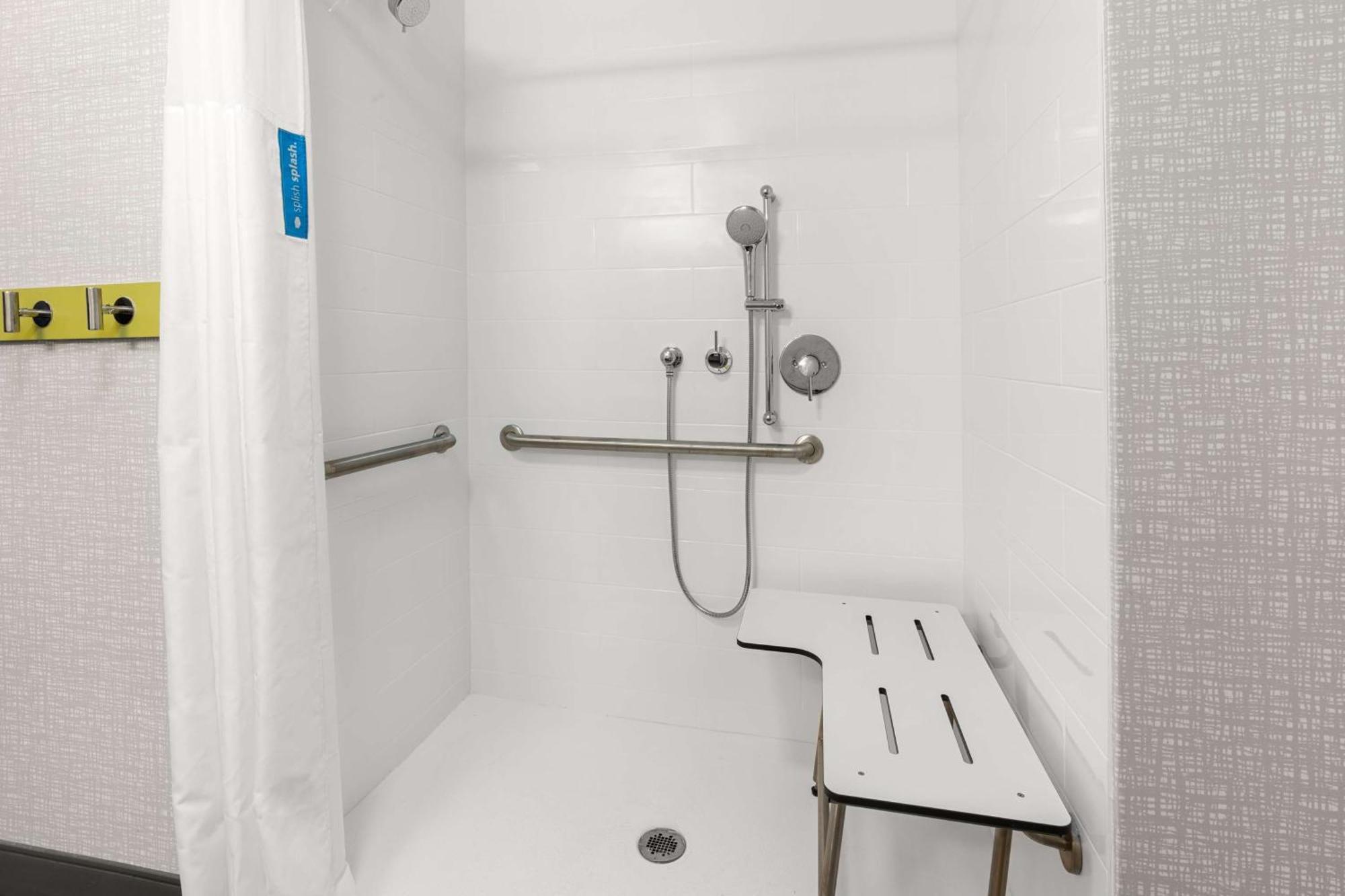King Studio with Roll-In Shower - Mobility and Hearing Access/Non-Smoking