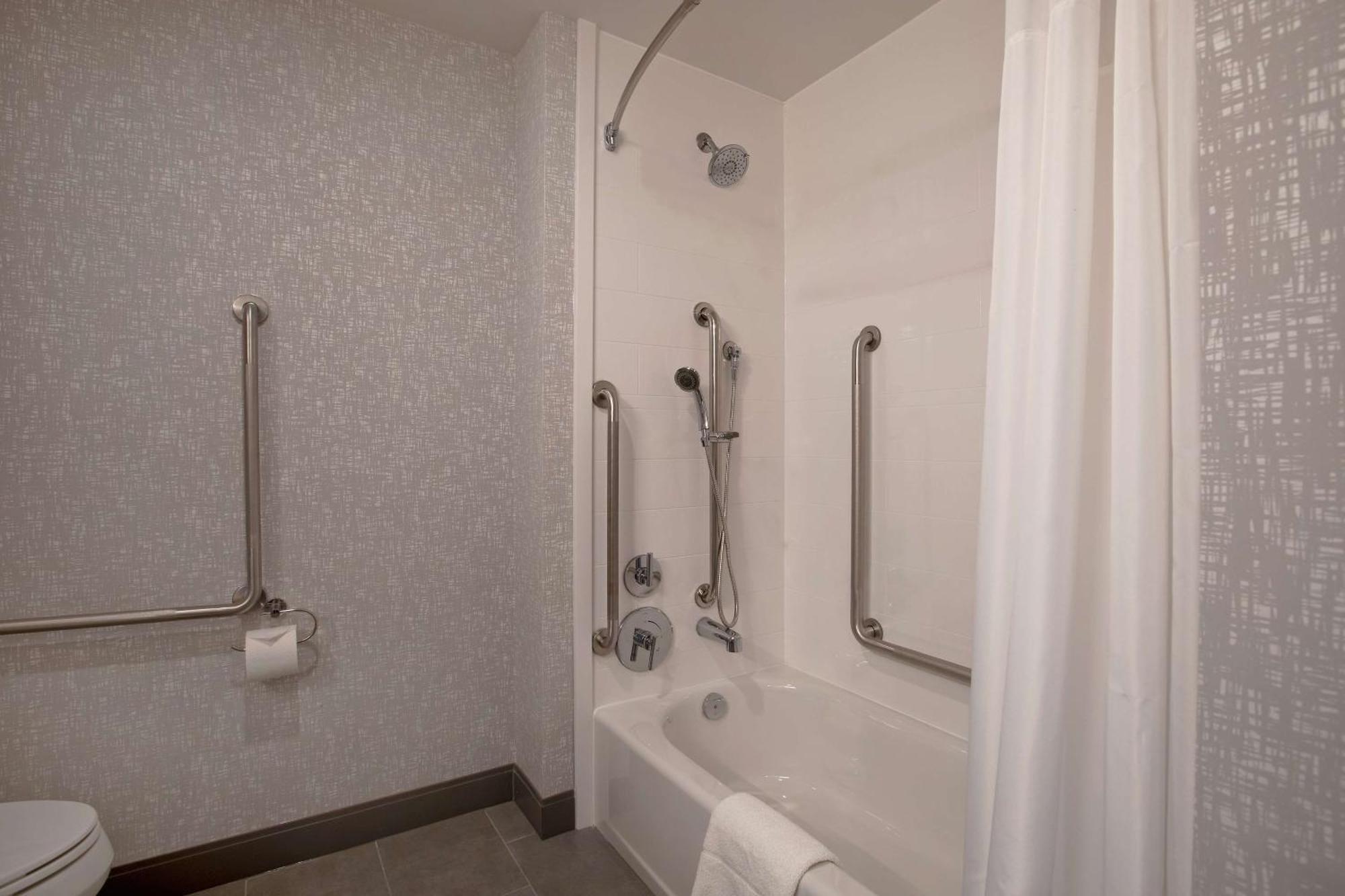 King Room Hearing Access or Non-Smoking