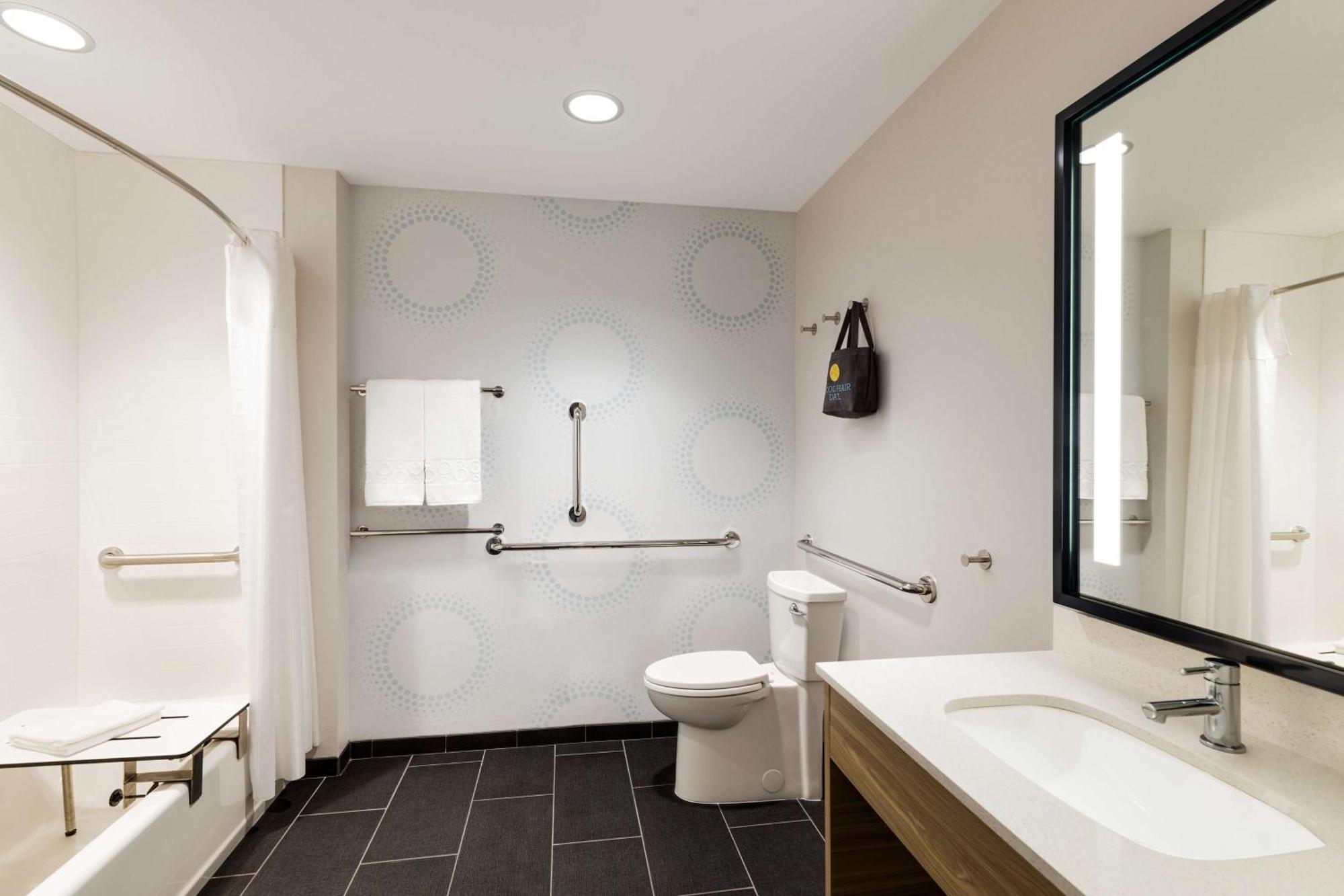 Queen Room Two Queen Beds Mobility Hearing Access