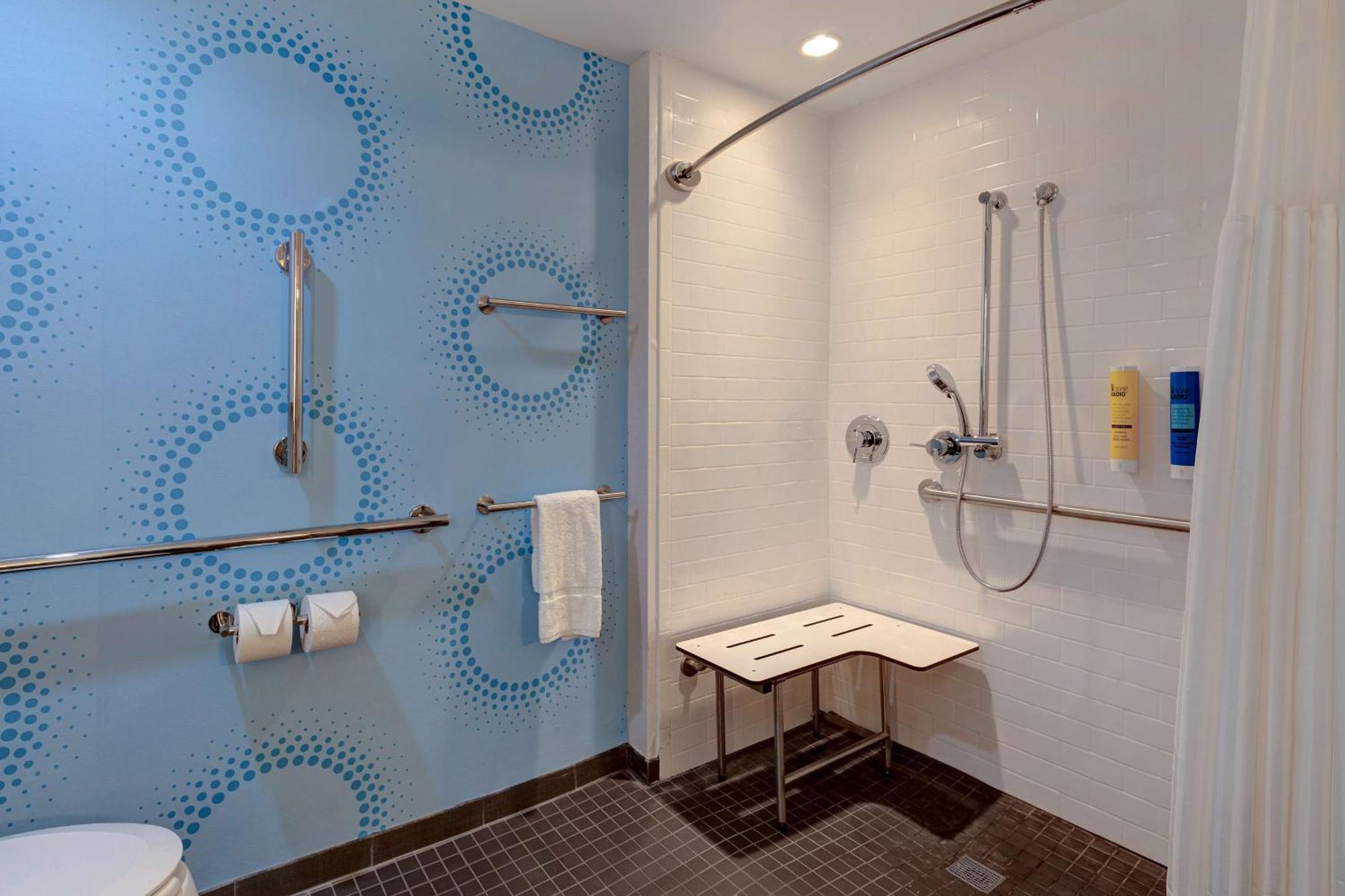 King Room Roll Shower Mobility Hearing Access,1557084760:JPEG