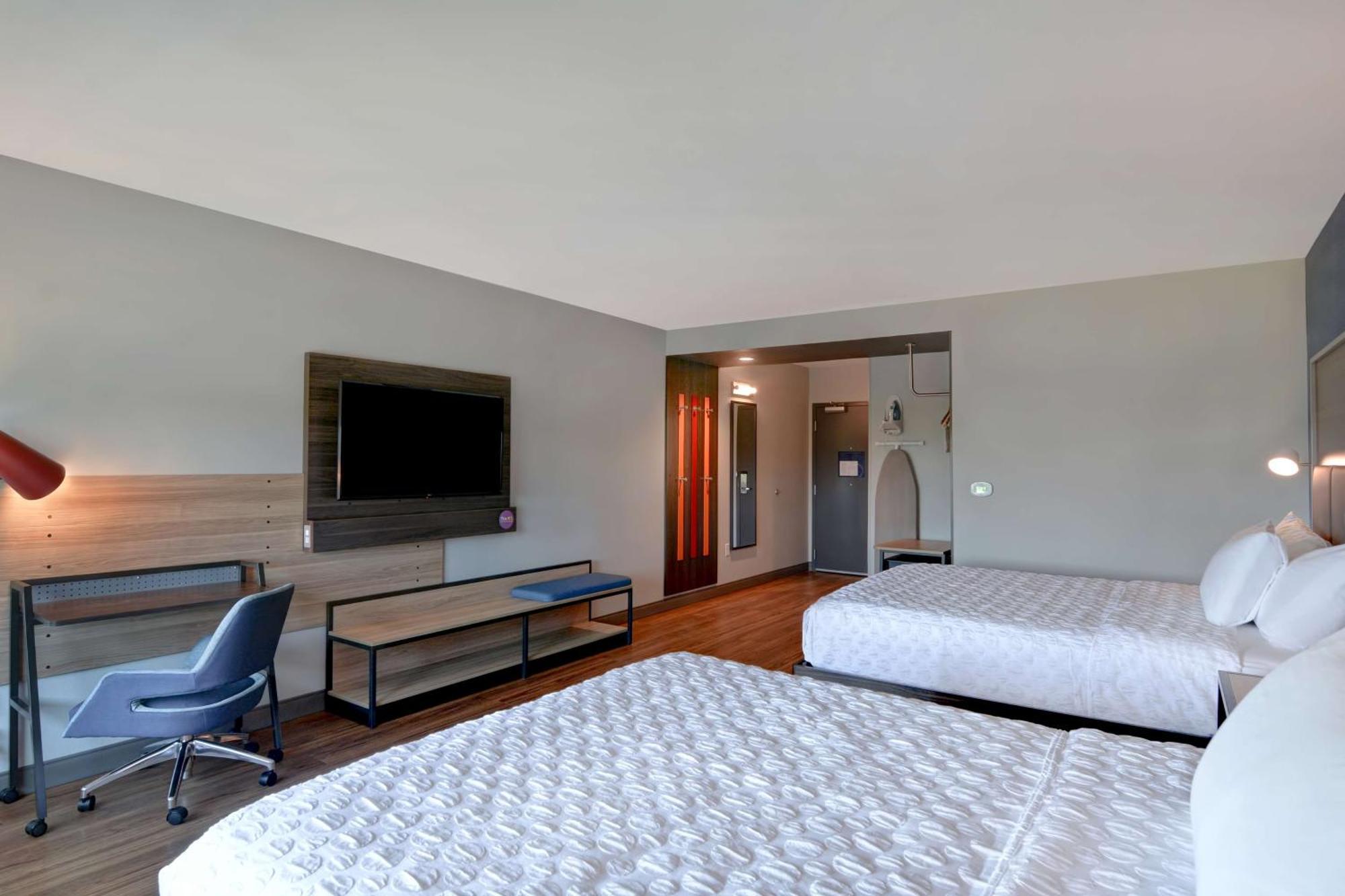 Queen Room Two Queen Beds Roll Shower Mobility Hearing Access