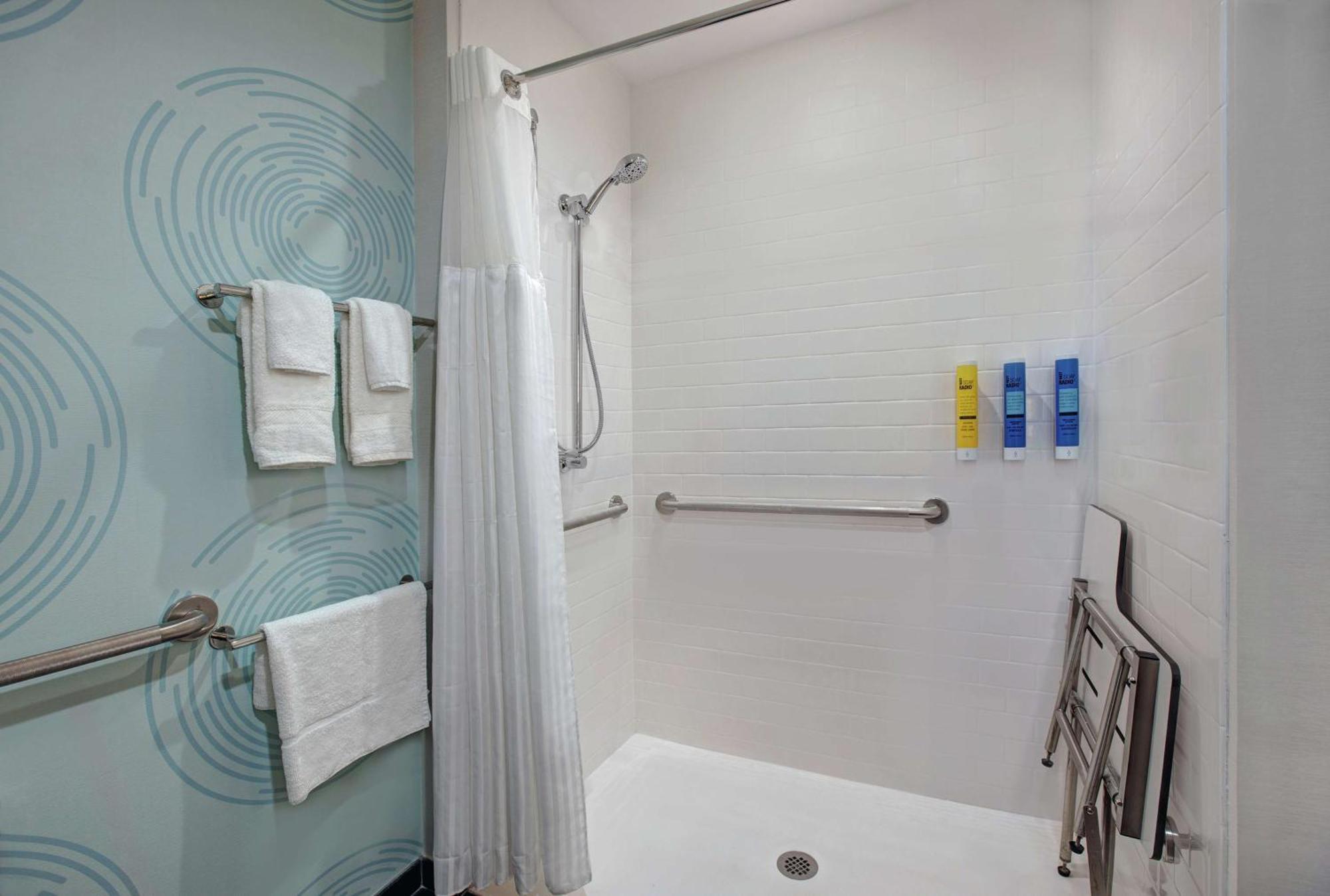 Queen Room Two Queen Beds Roll Shower Mobility Access,1557098905:JPEG