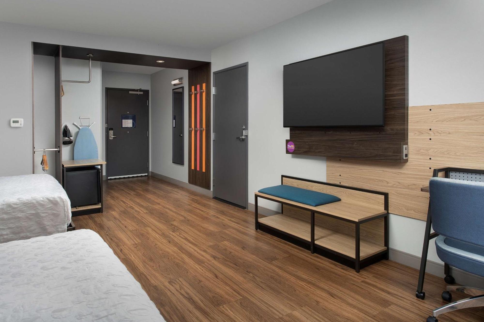 Queen Room Two Queen Beds Roll Shower Mobility Access