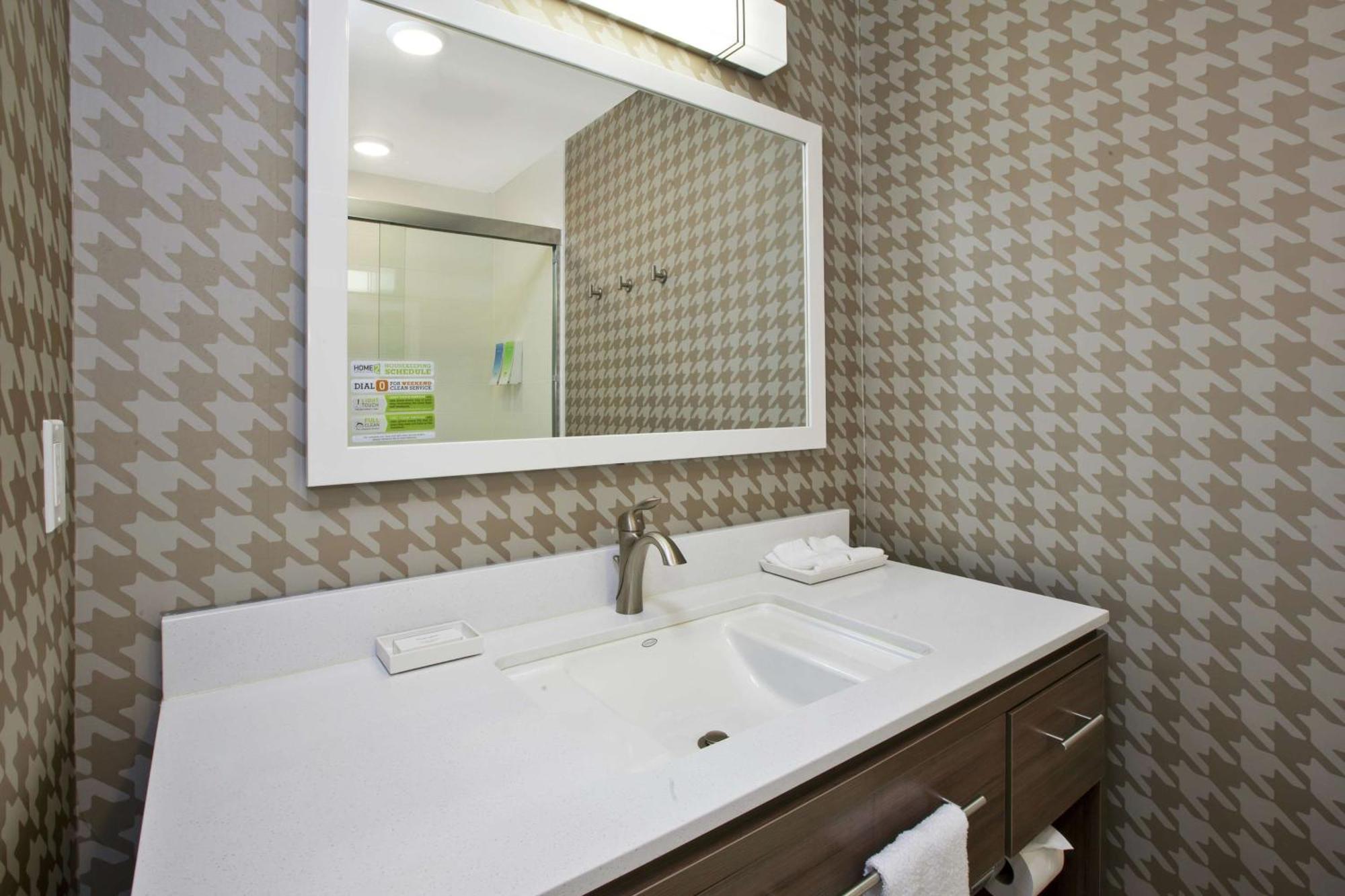 One-Bedroom King Suite - Non-Smoking