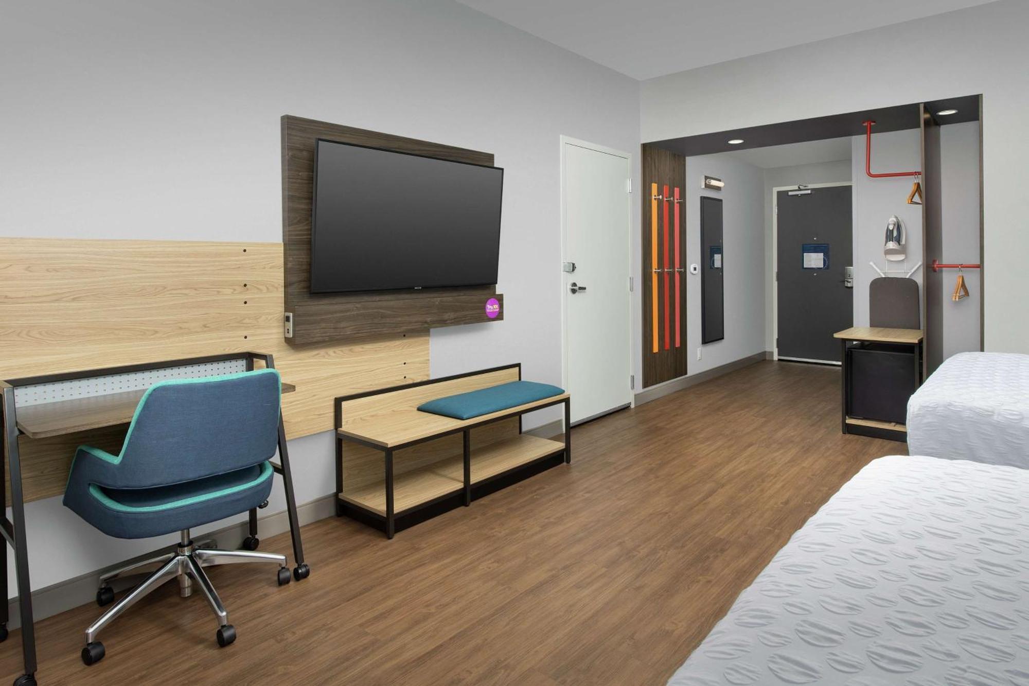 Queen Room Two Queen Beds Accessible Tub Mobility Access