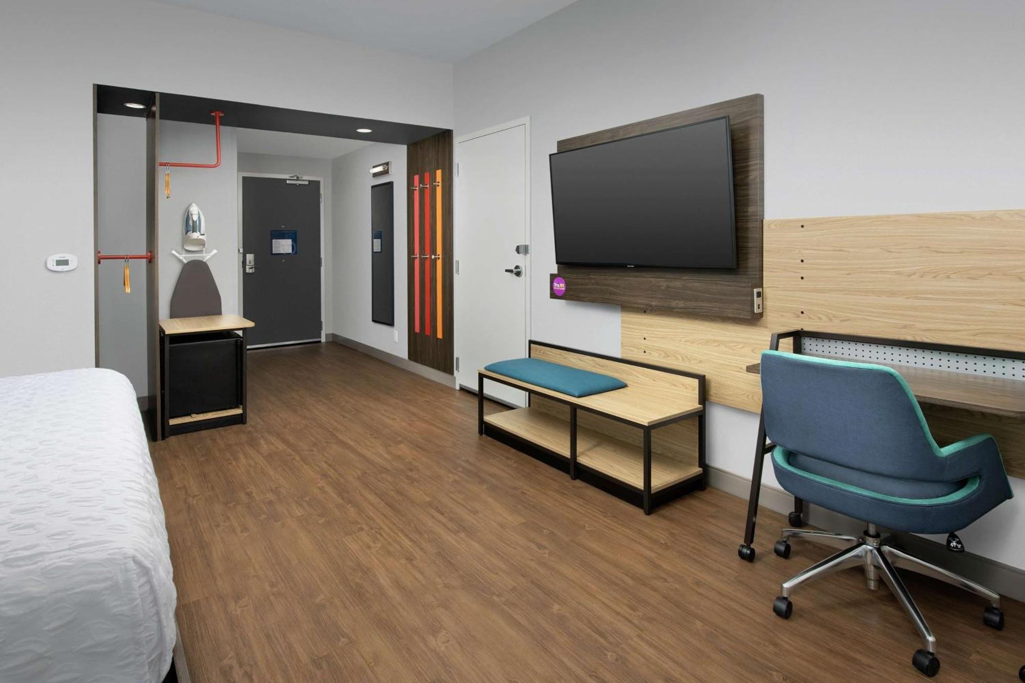 King Room Bath Tub Mobility Access