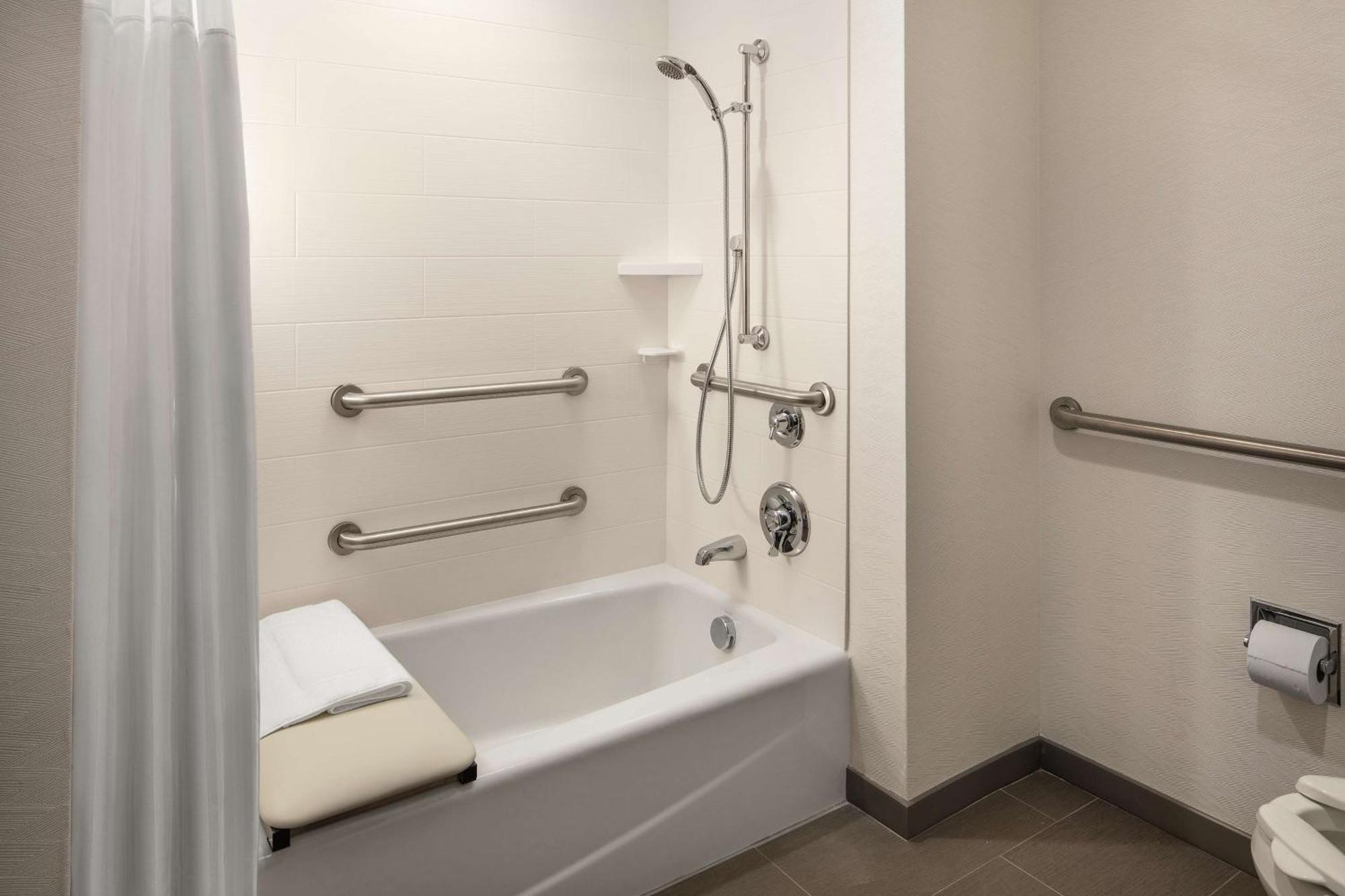 King Room with Accessible Tub - Mobility Access
