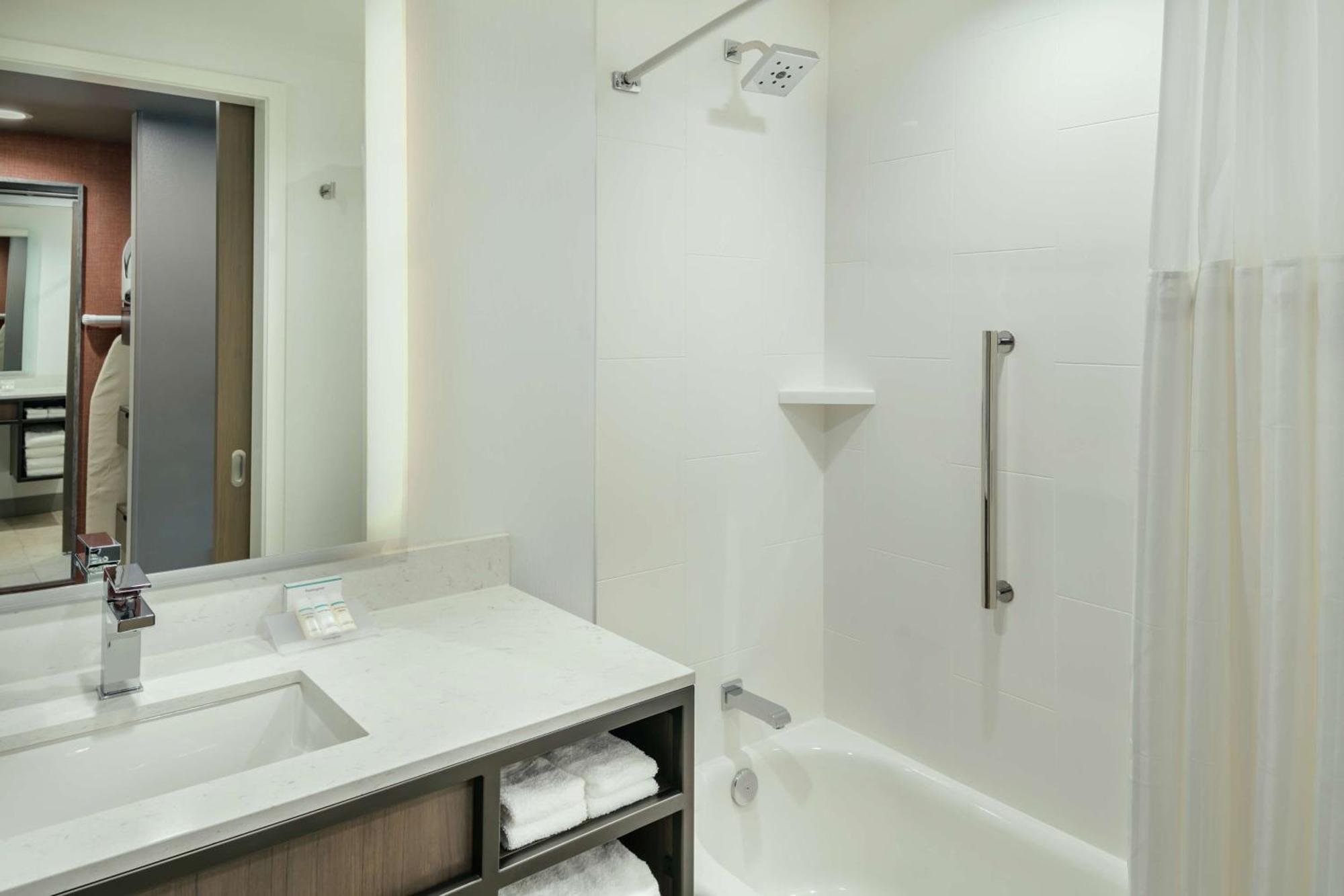 King Room Bath Tub River View Mobility or Hearing Accessible