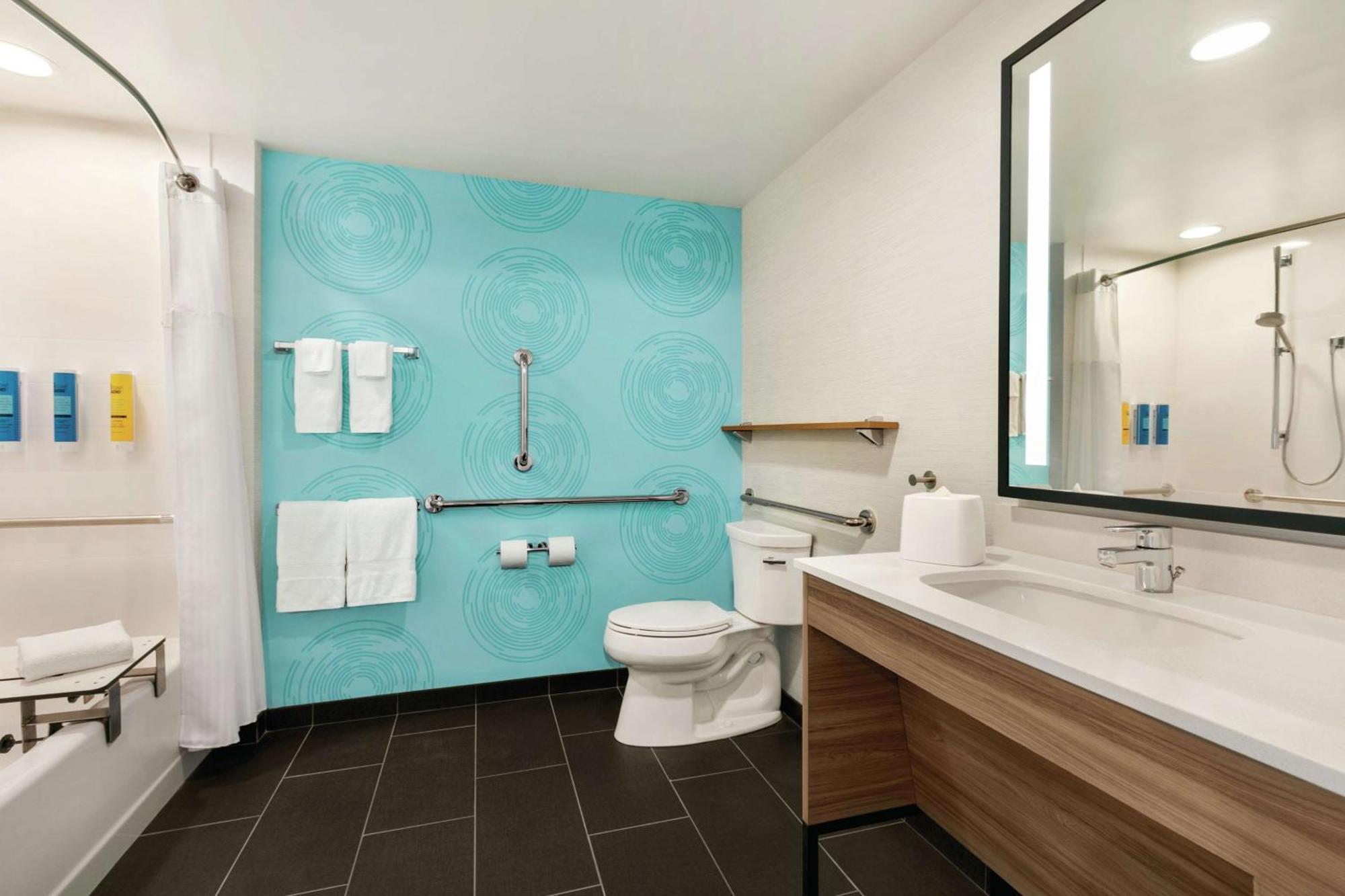 King Room with Accessible Tub - Mobility Access