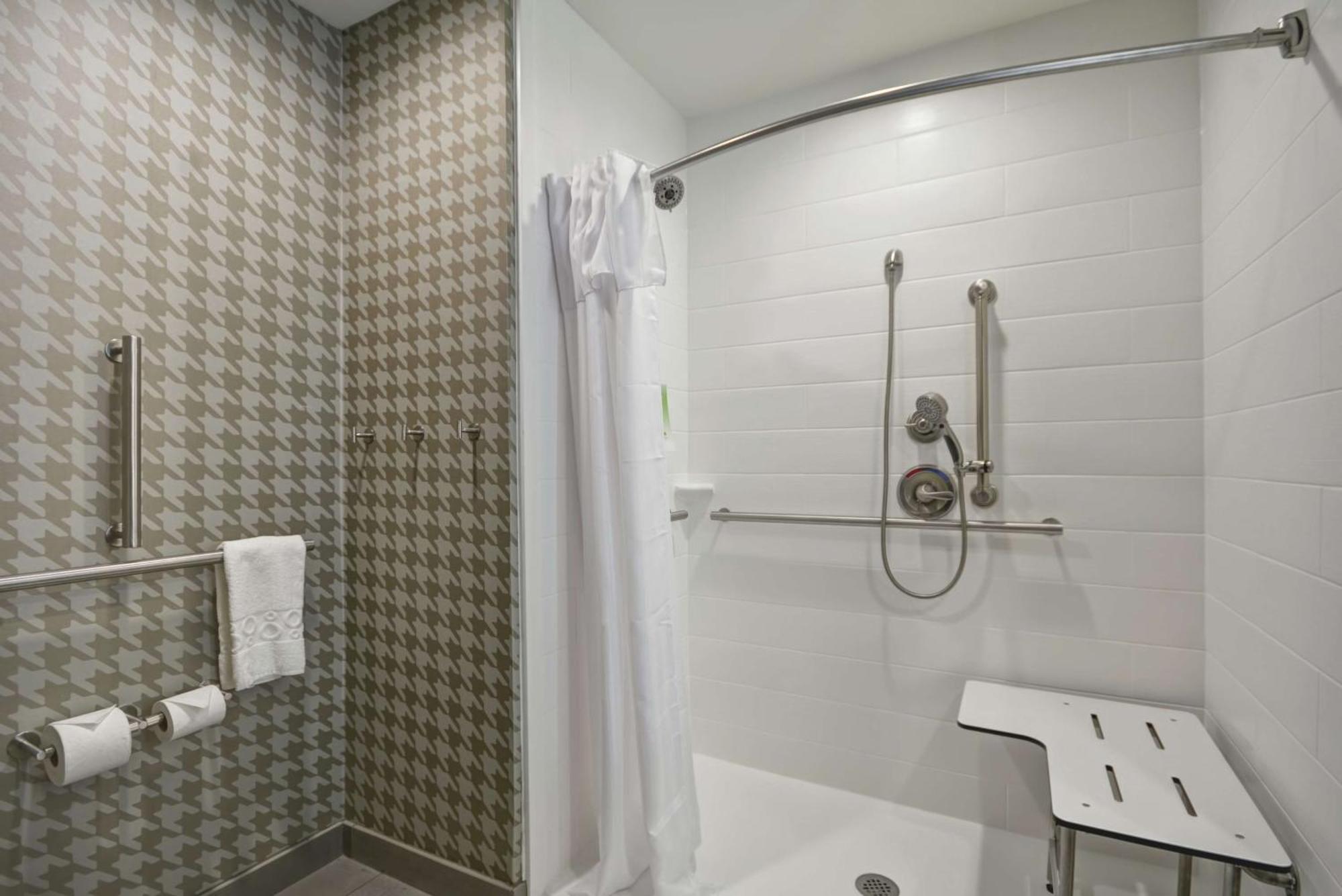 King Studio Roll Shower Disability Access or Non-Smoking