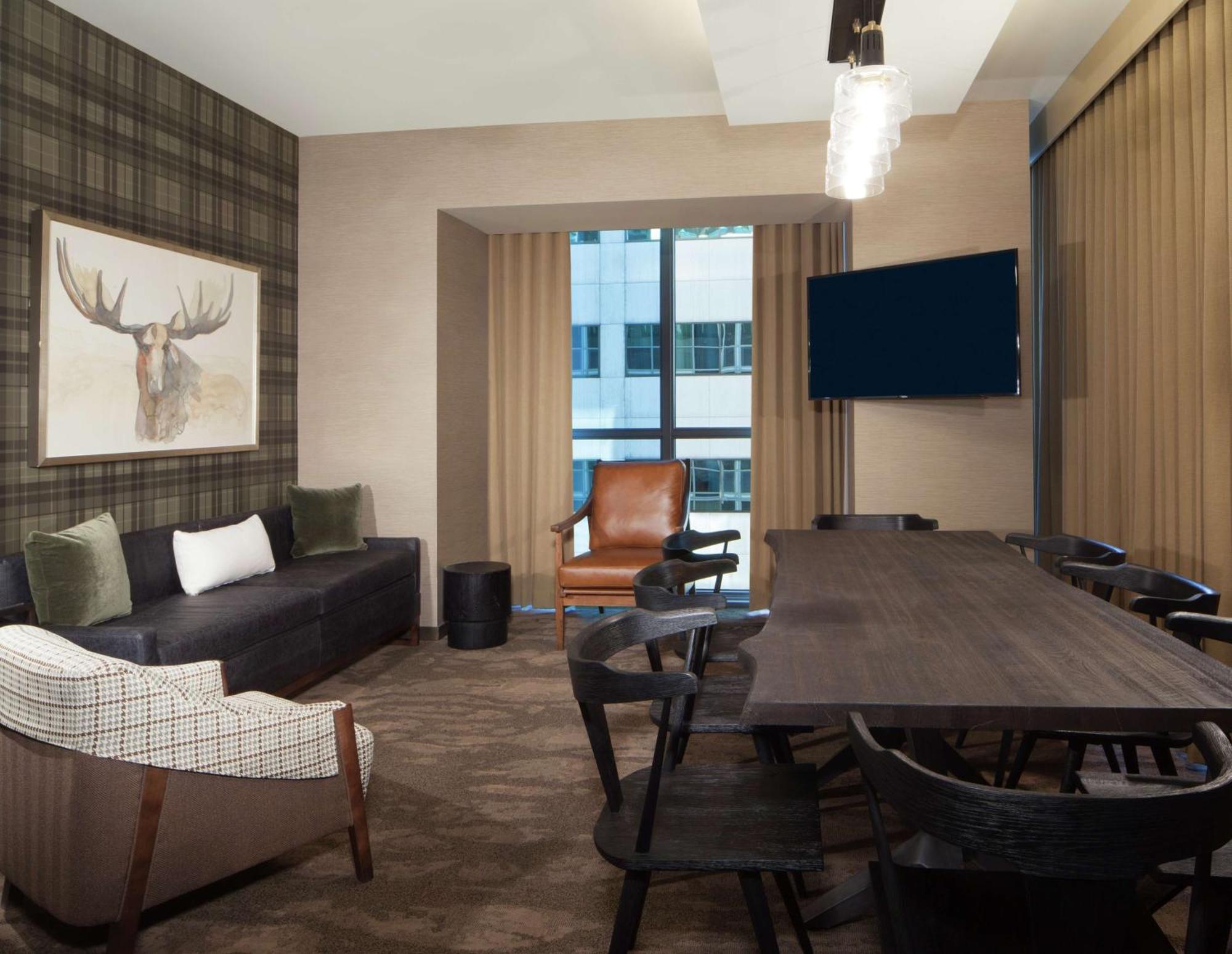 Deluxe King Suite City View