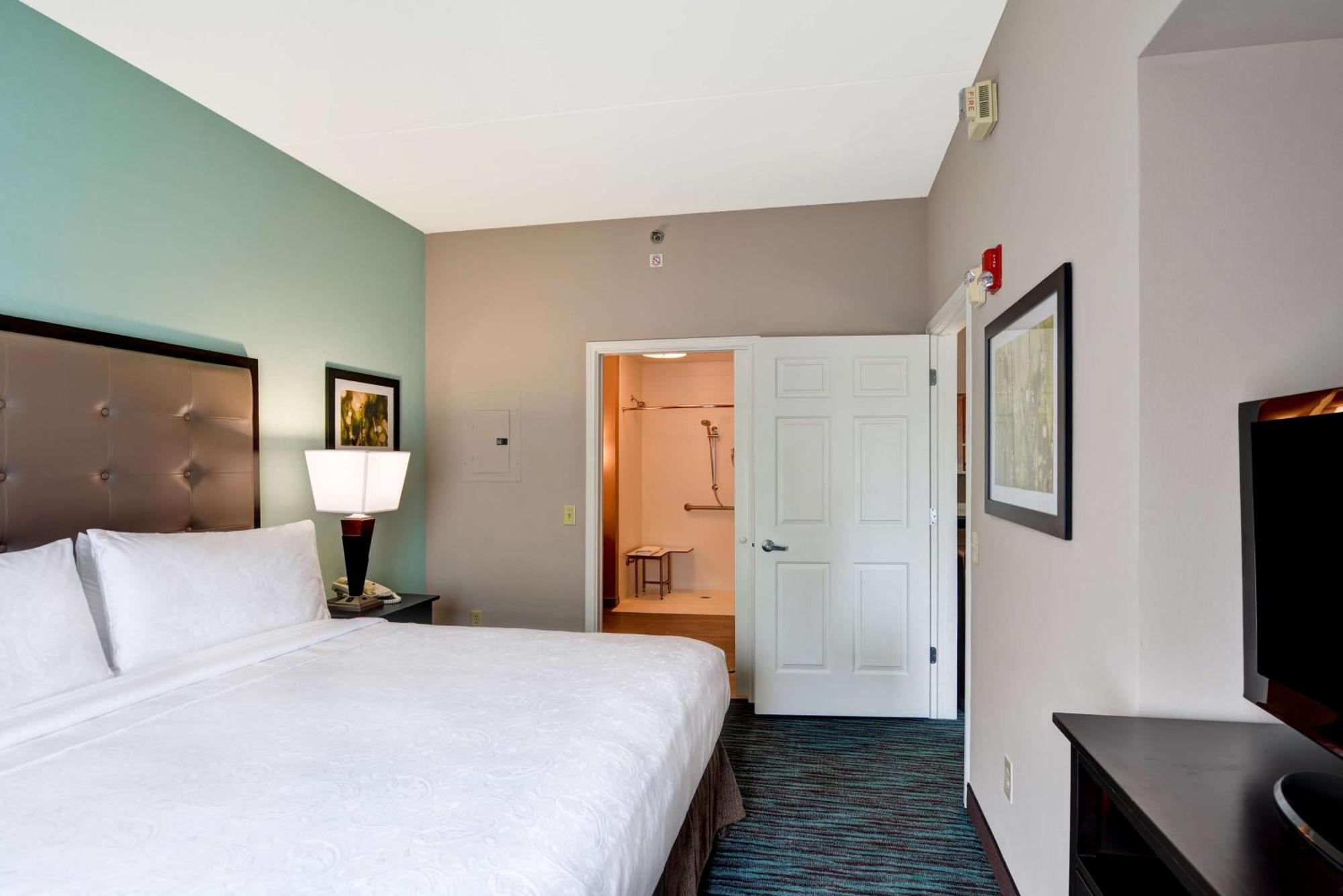 King Suite - Mobility Access/Non-Smoking