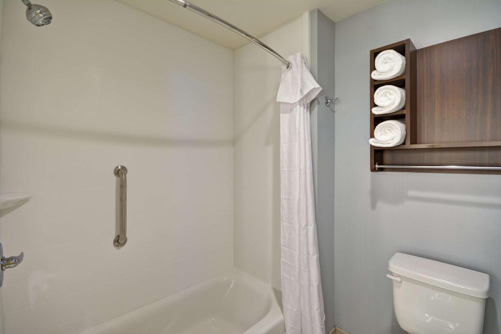 Queen Suite Bath Tub Mobility Access or Non-Smoking