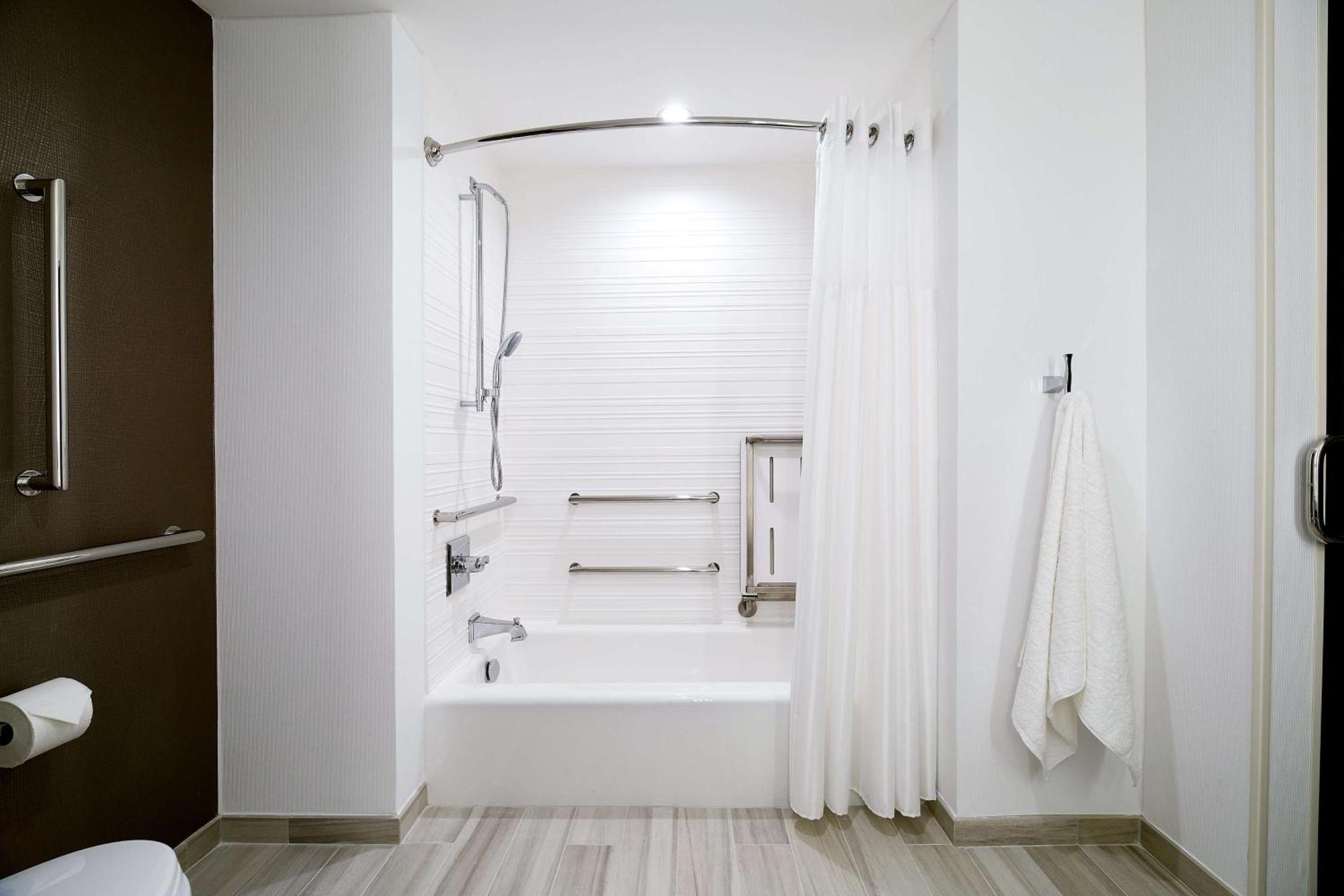 King Room Bath Tub Mobility Hearing Access or Non-Smoking