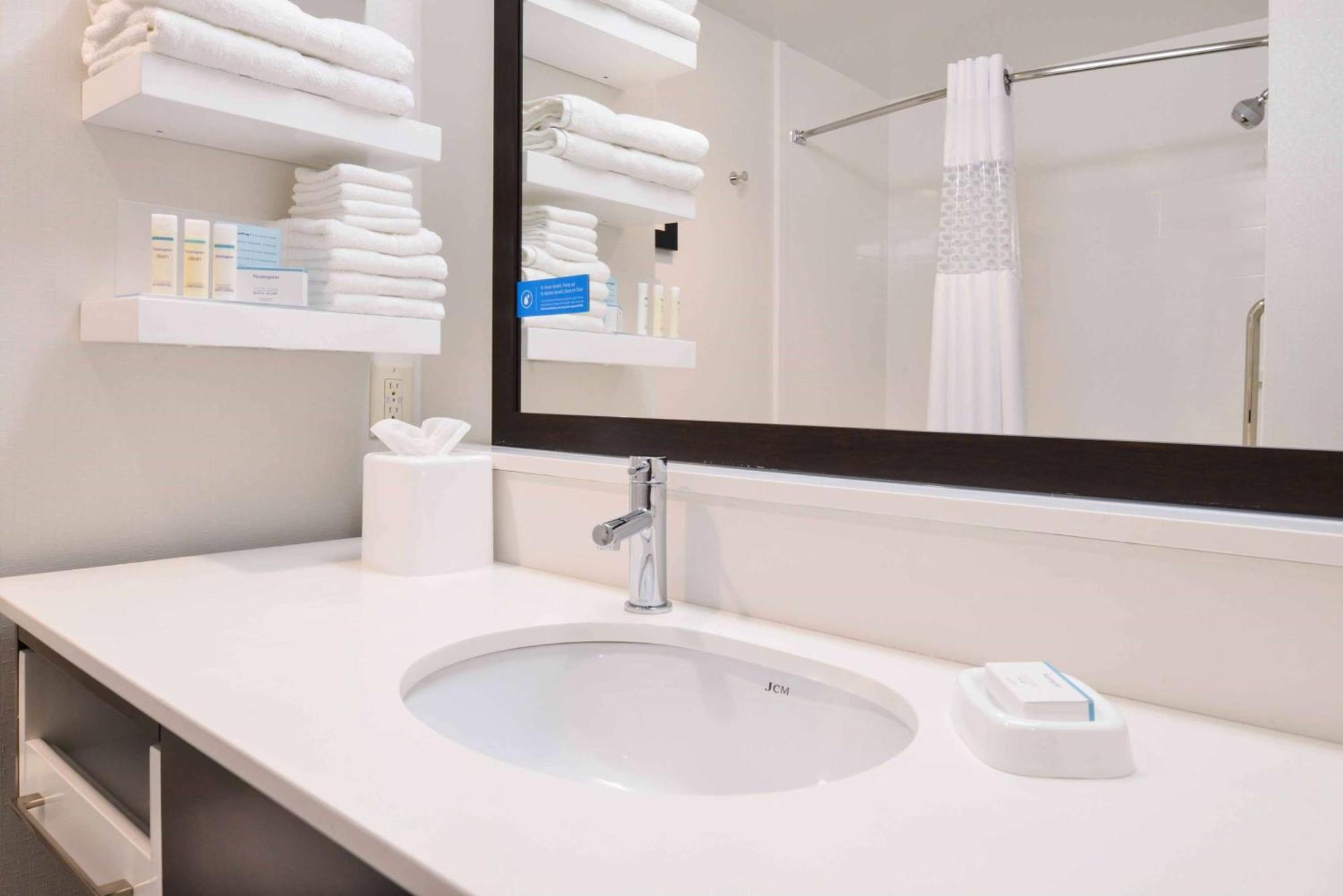 King Room with Accessible Tub - Mobility and Hearing Access/Non-Smoking