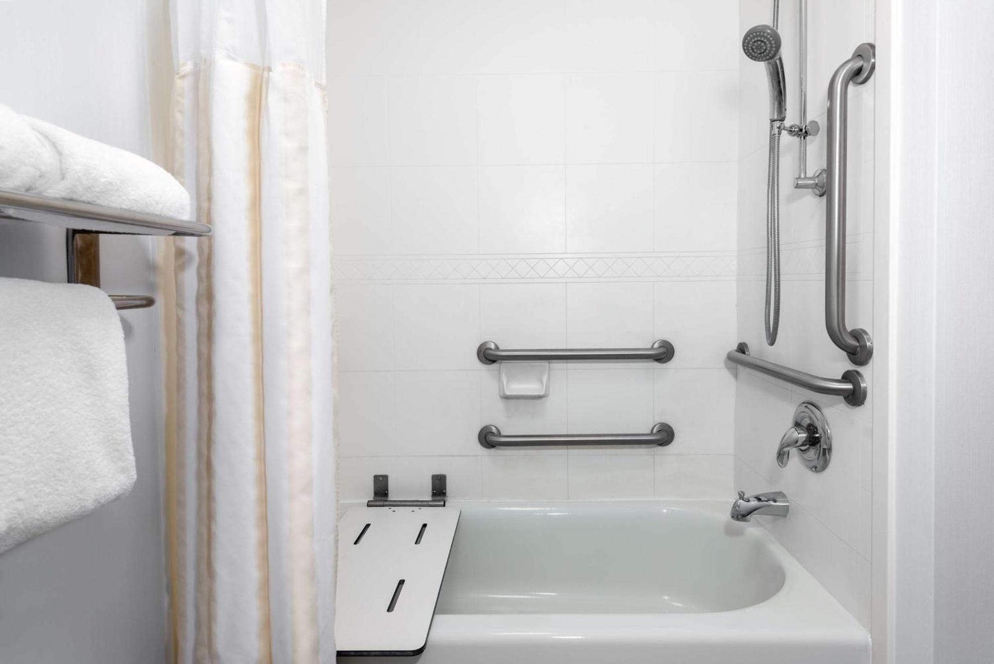 King Room Bath Tub Mobility Access,1557438130:JPEG