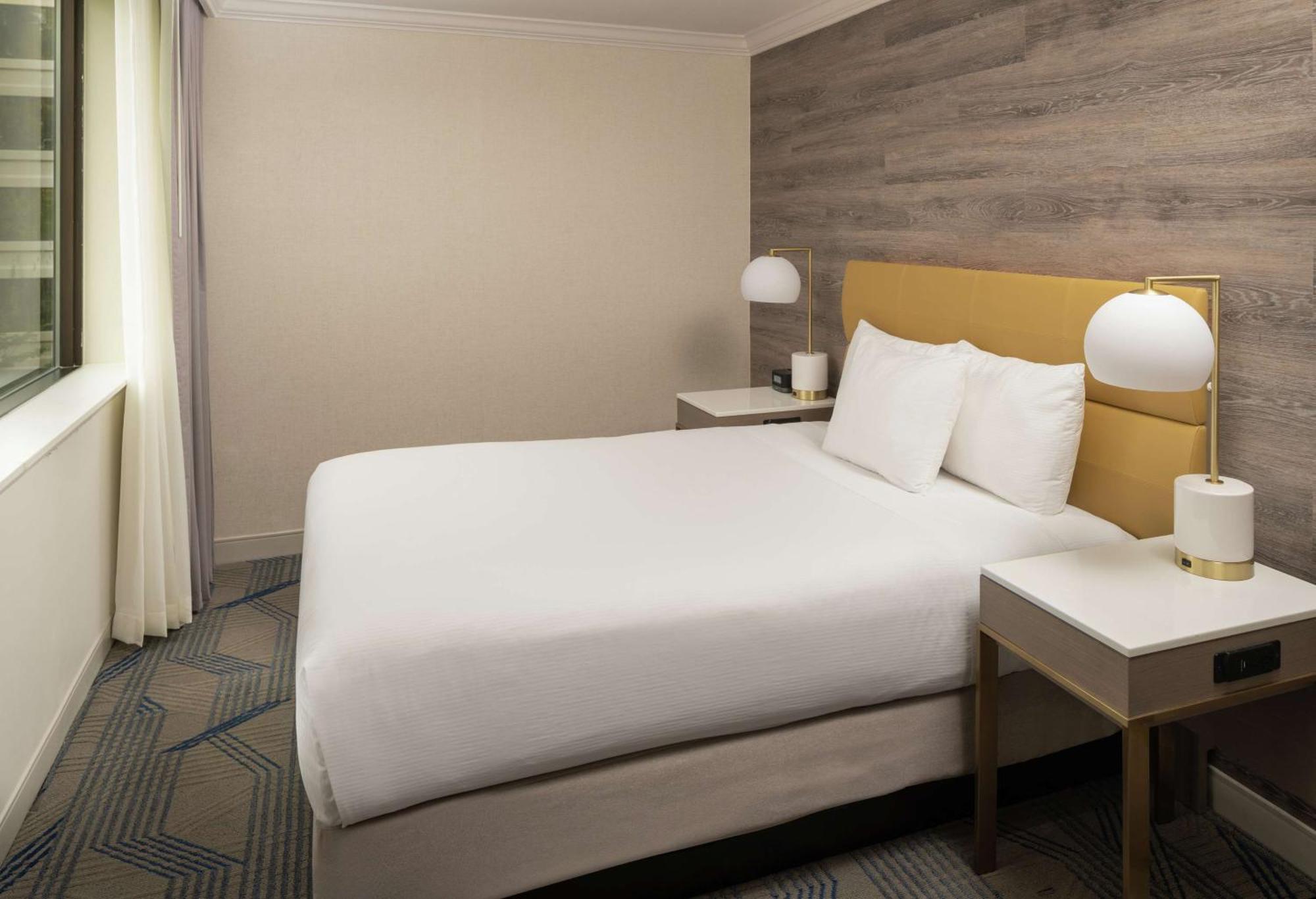 Queen Room Roll Shower Mobility Hearing Access or Non-Smoking