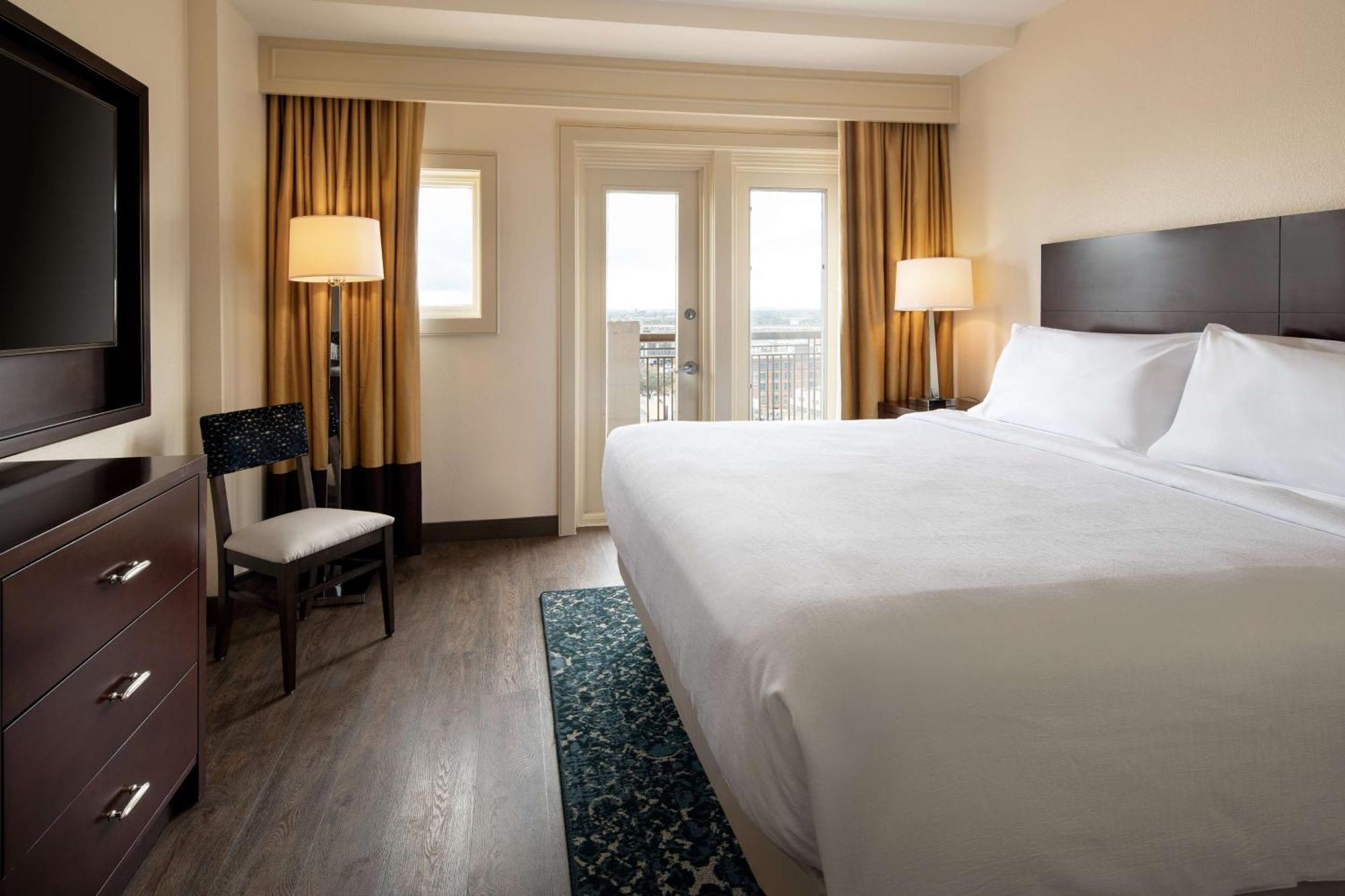 One-Bedroom King Suite - Non-Smoking