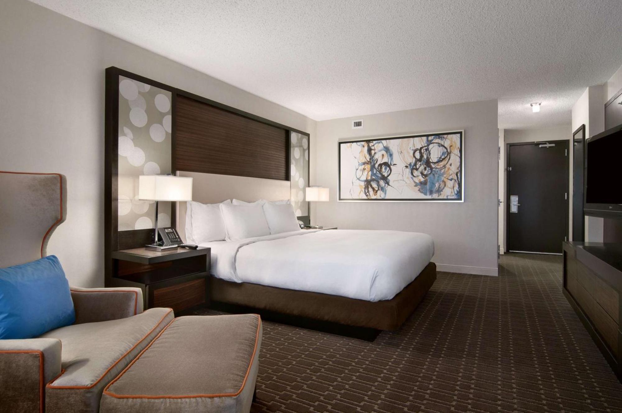 King Room with City View and Airport Runway View
