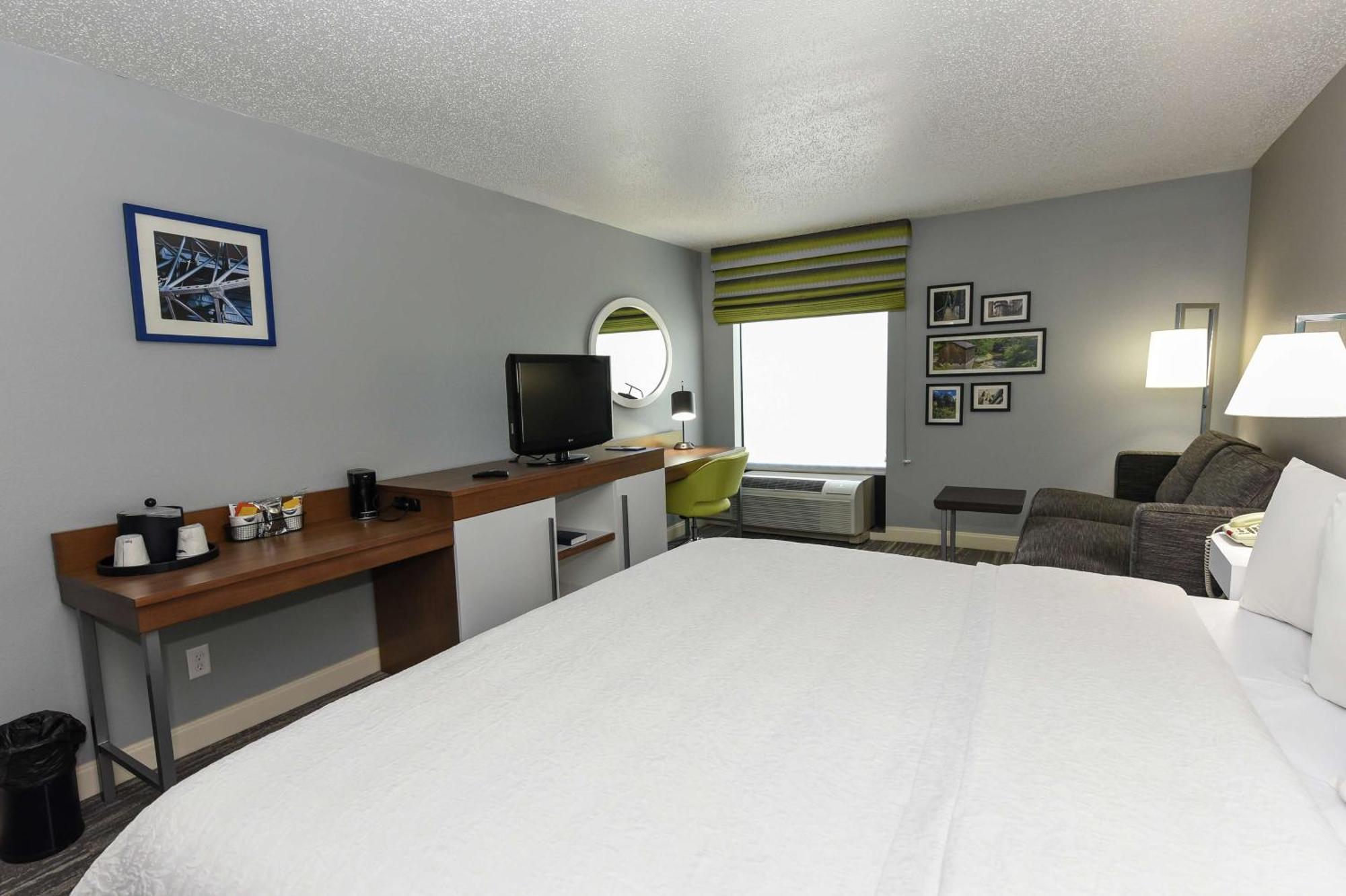 King Room with King Bed - Non-Smoking