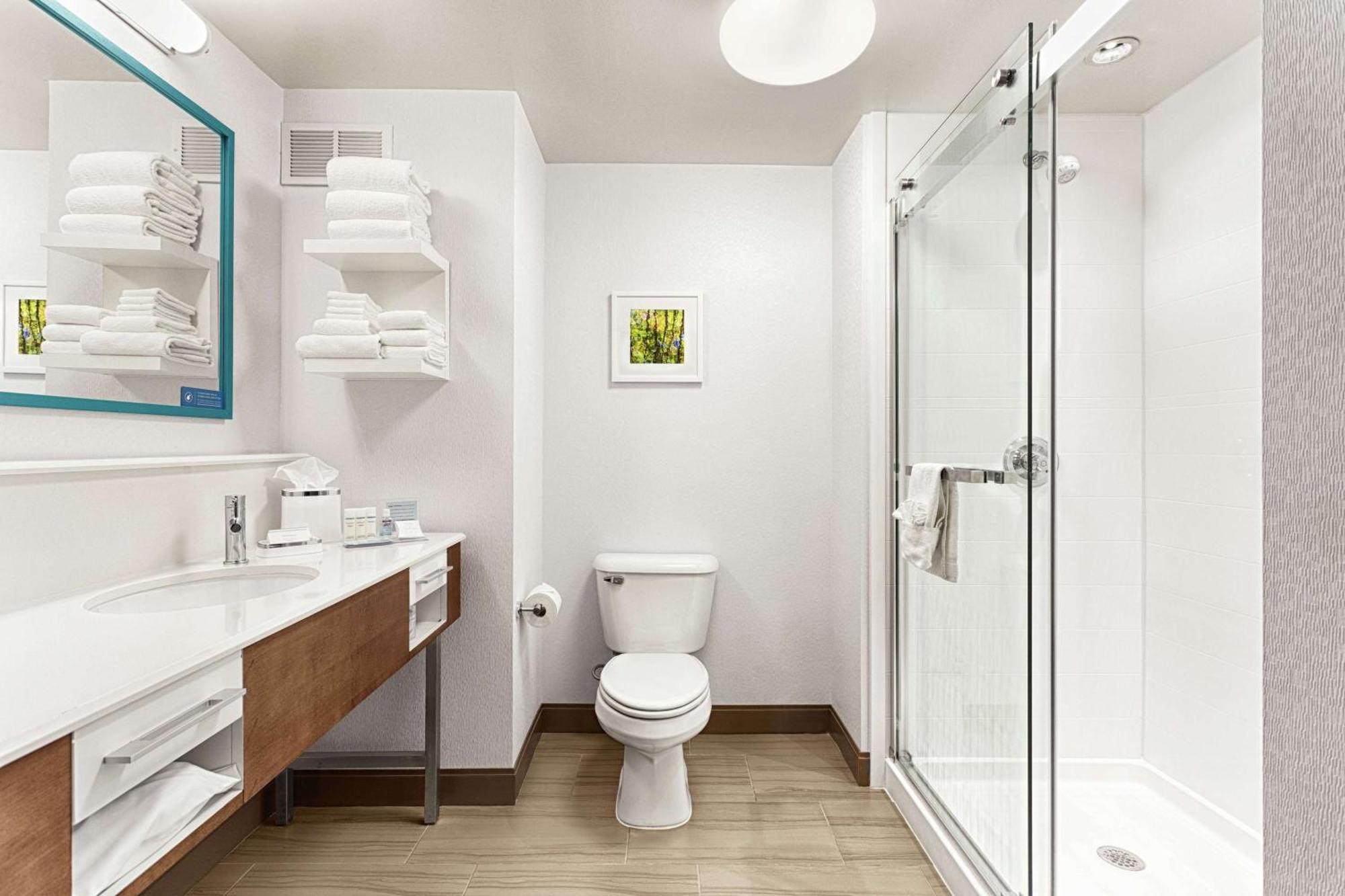 Studio Suite with Queen Bed - Shower Only/Nonsmoking
