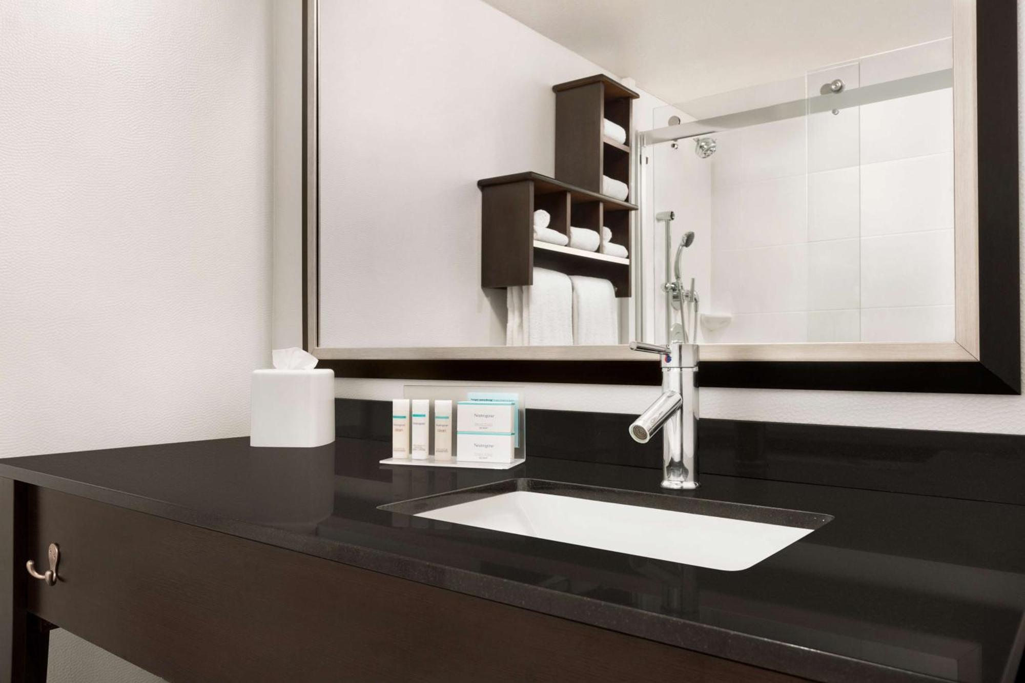 King Study Room - Non-Smoking