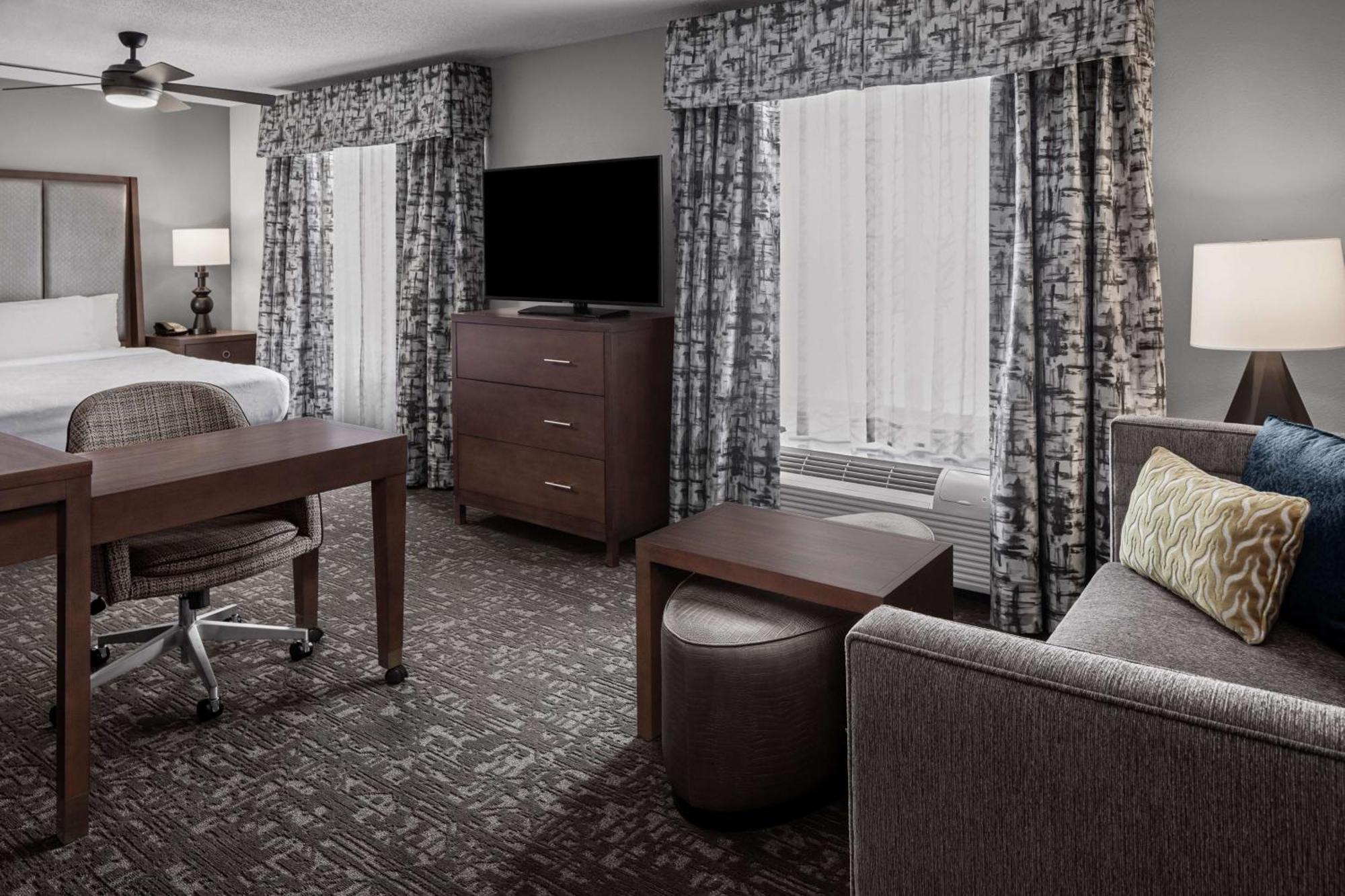 Queen Studio with Roll-In Shower - Mobility and Hearing Access/Non-Smoking