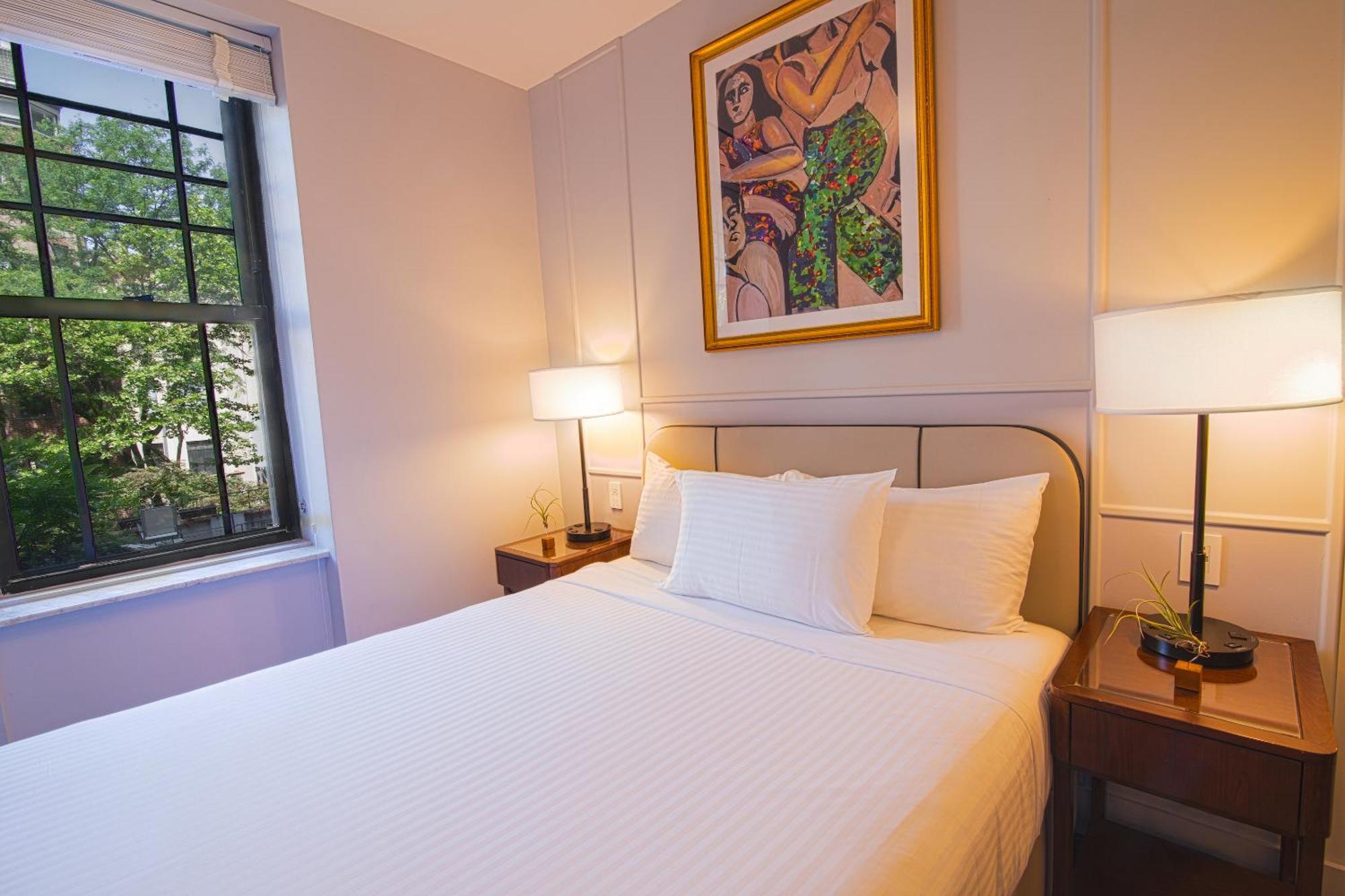 Deluxe 1 Queen Bed Accessible