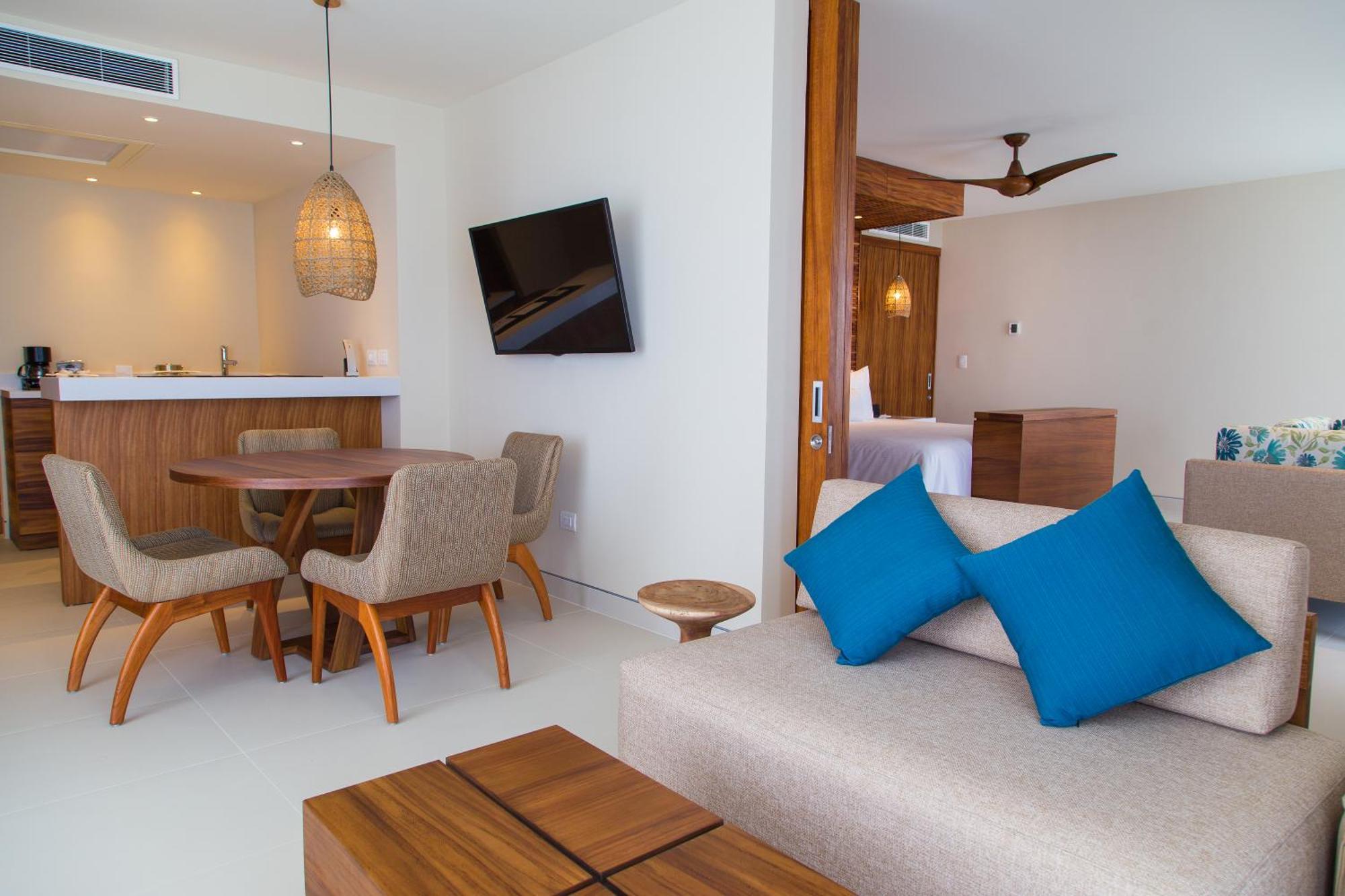 1 Bedroom Junior Suite 1 King Ocean view