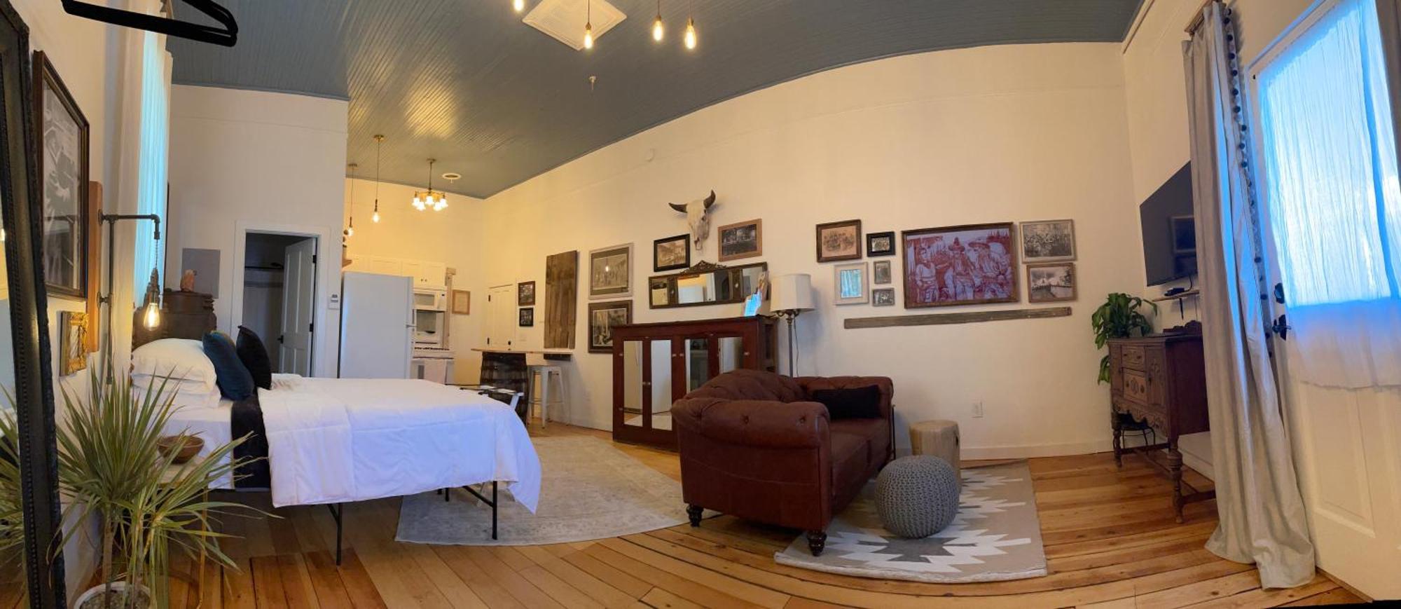Deluxe Queen Studio