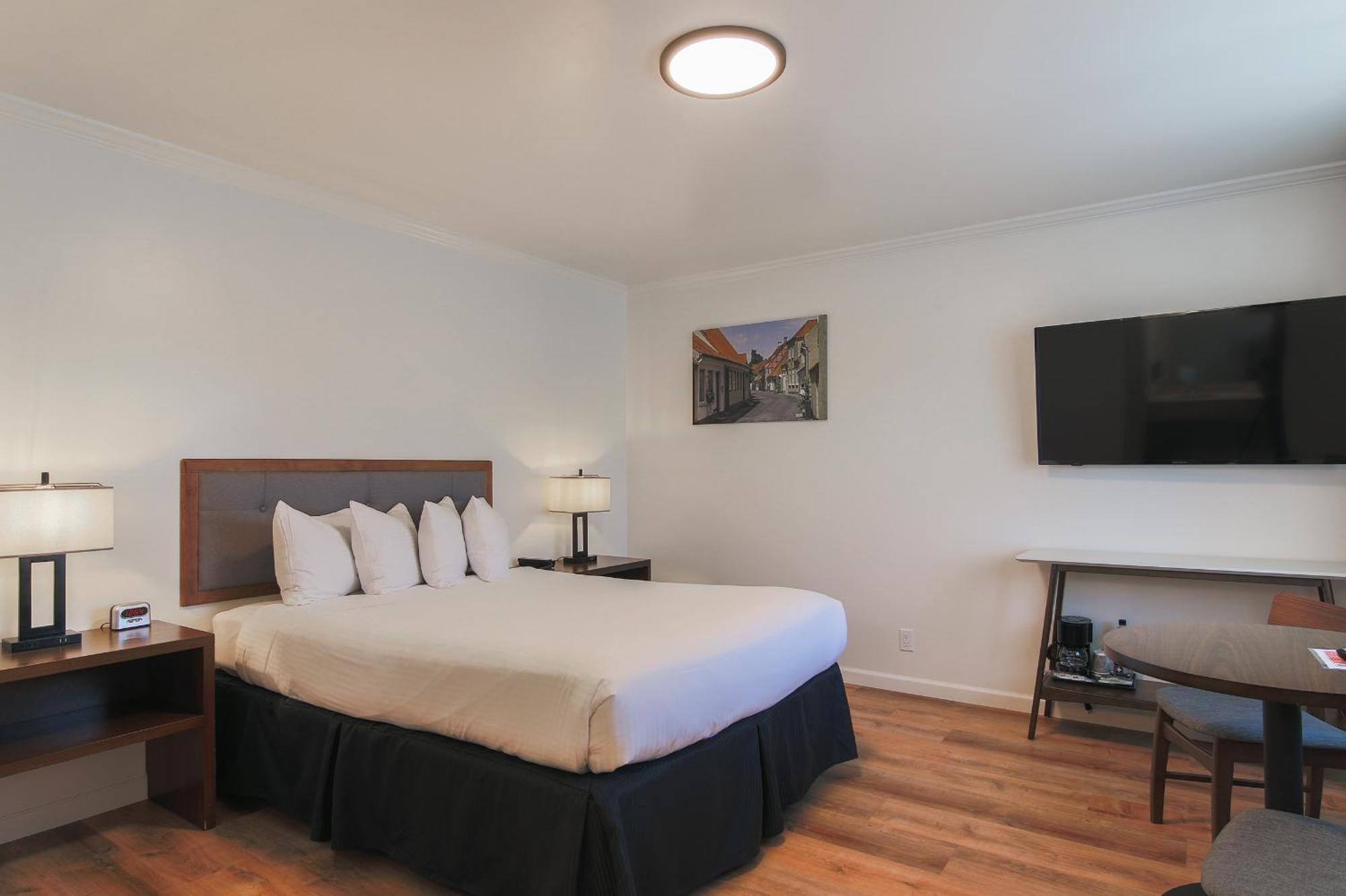 Deluxe Queen Room