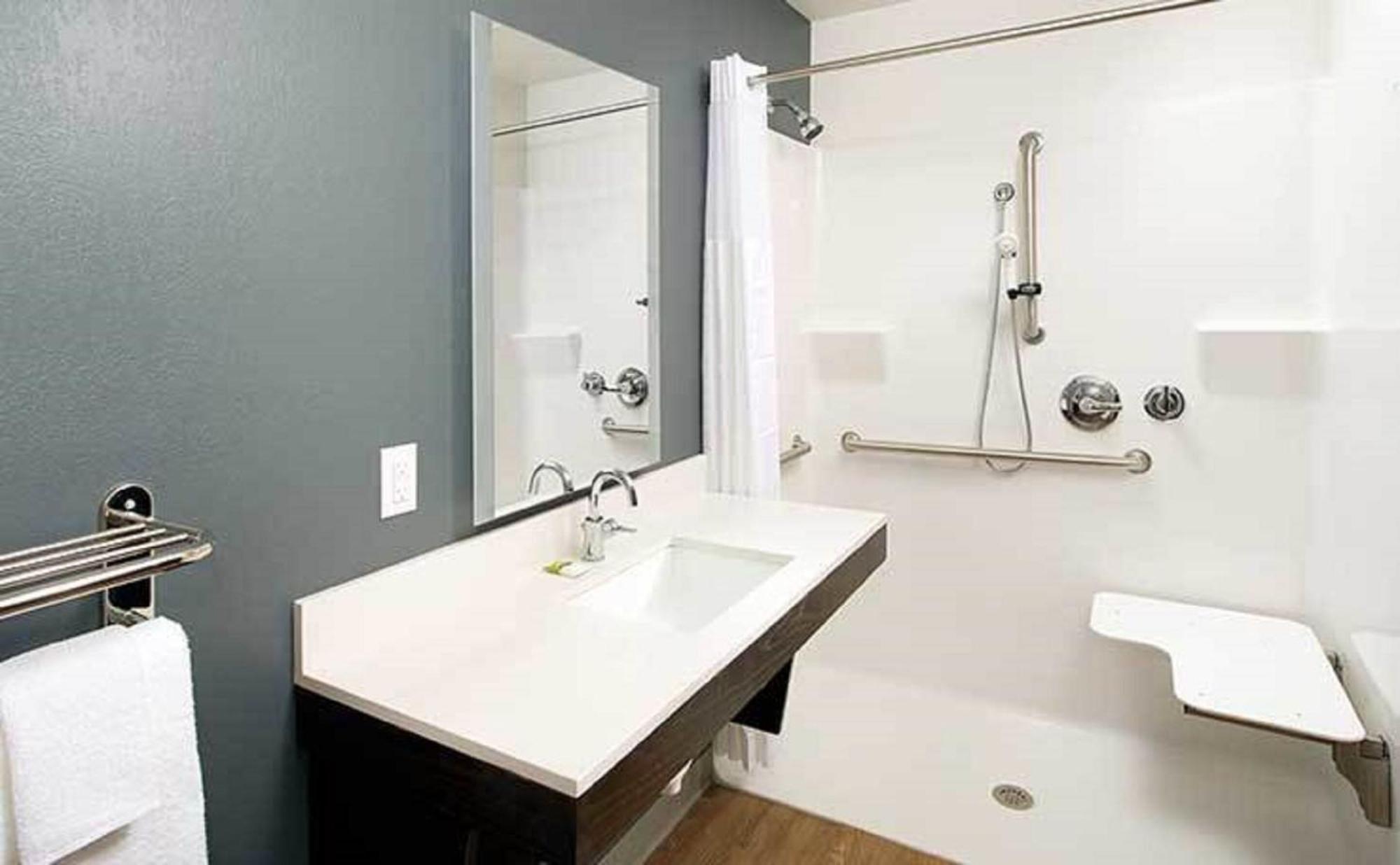 Queen Room with Roll-In Shower - Disability Access/Non-Smoking