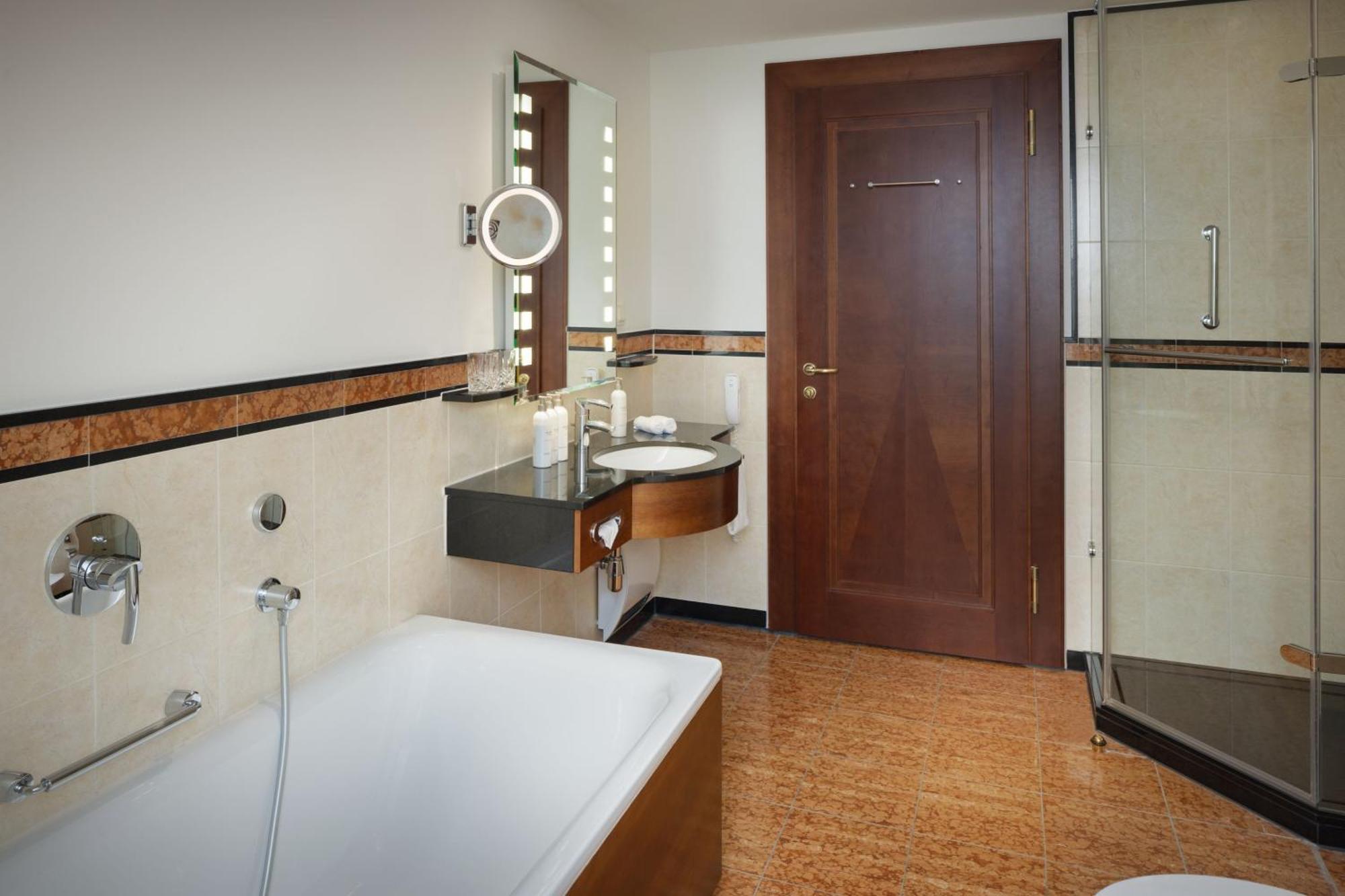 Superior Suite mit Kingsize-Bett, Schlafsofa und Gartenblick