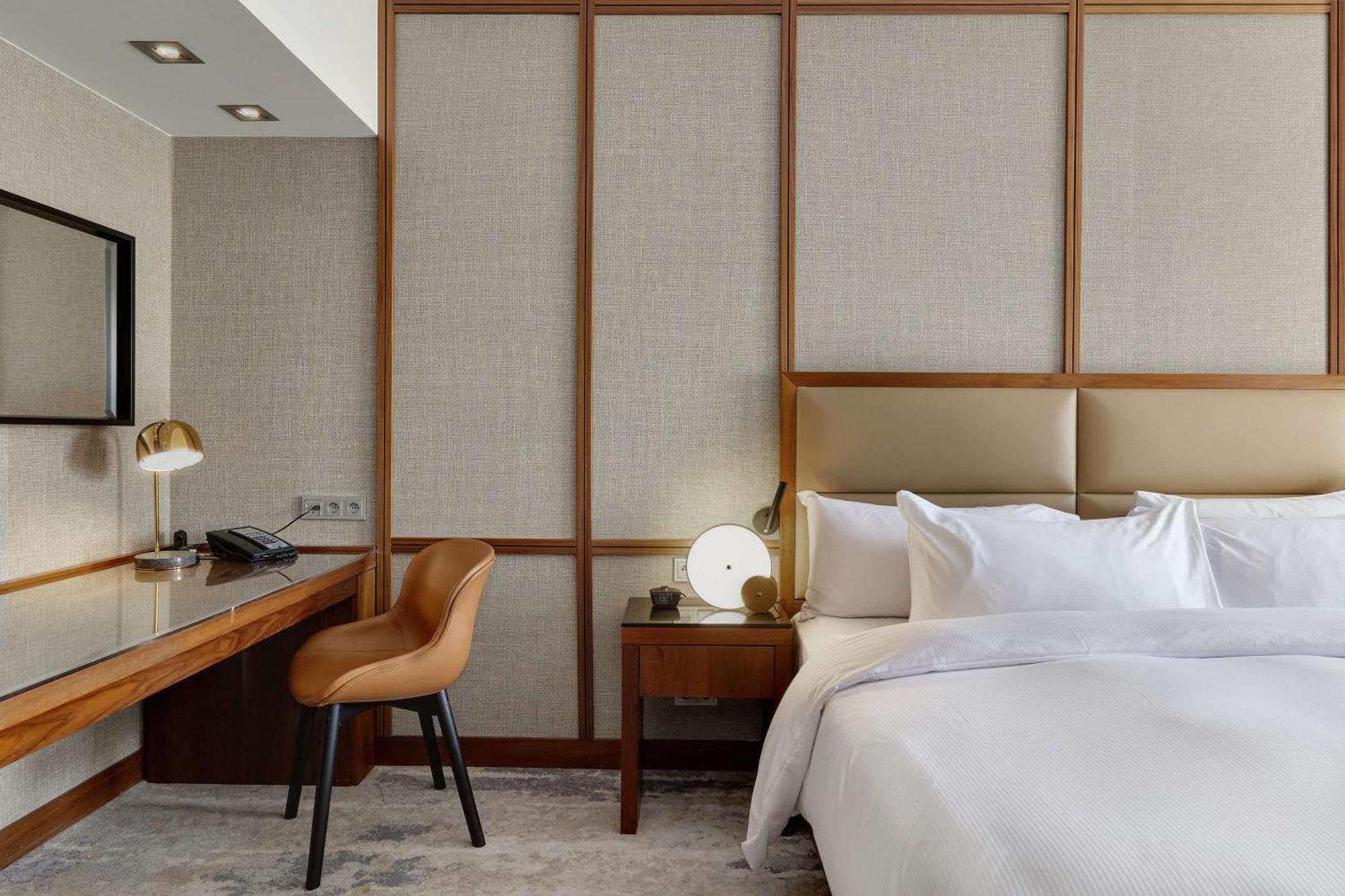 Hilton King Guestroom Courtyard
