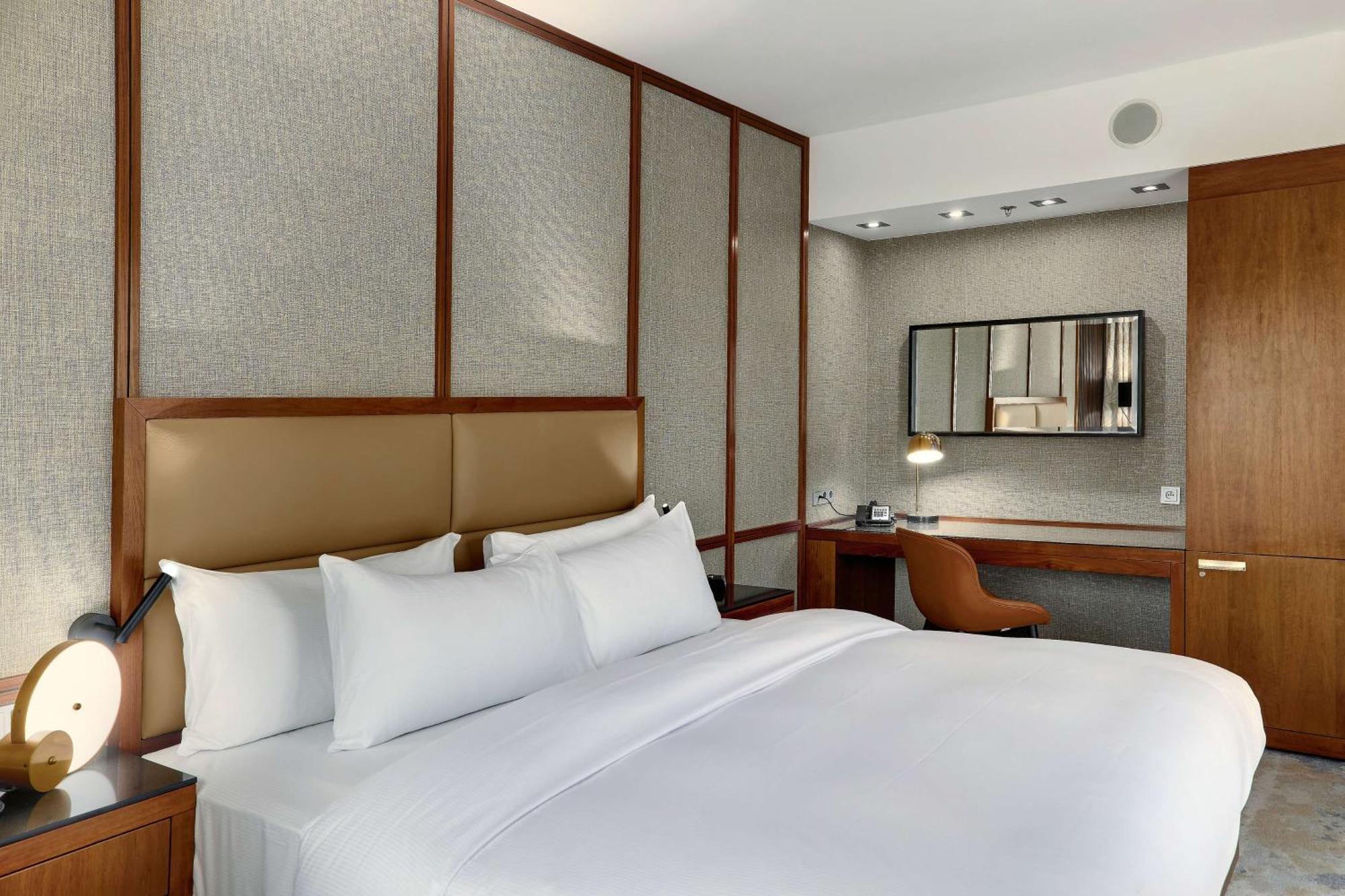 Hilton King Guestroom Courtyard