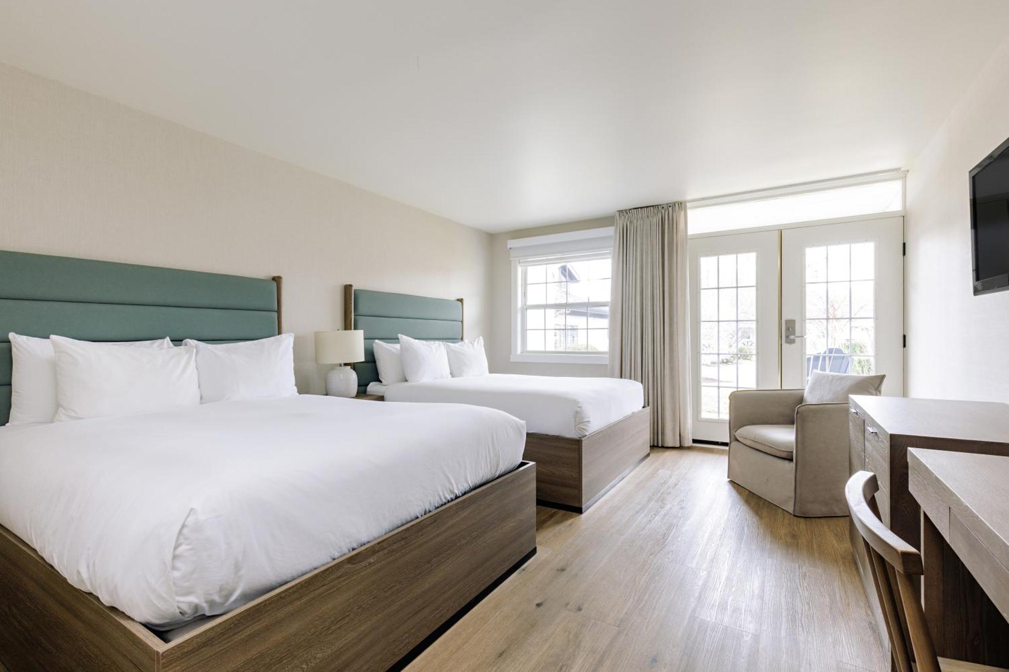 Queen Room Two Queen Beds Balcony Upper Floor or Non-Smoking