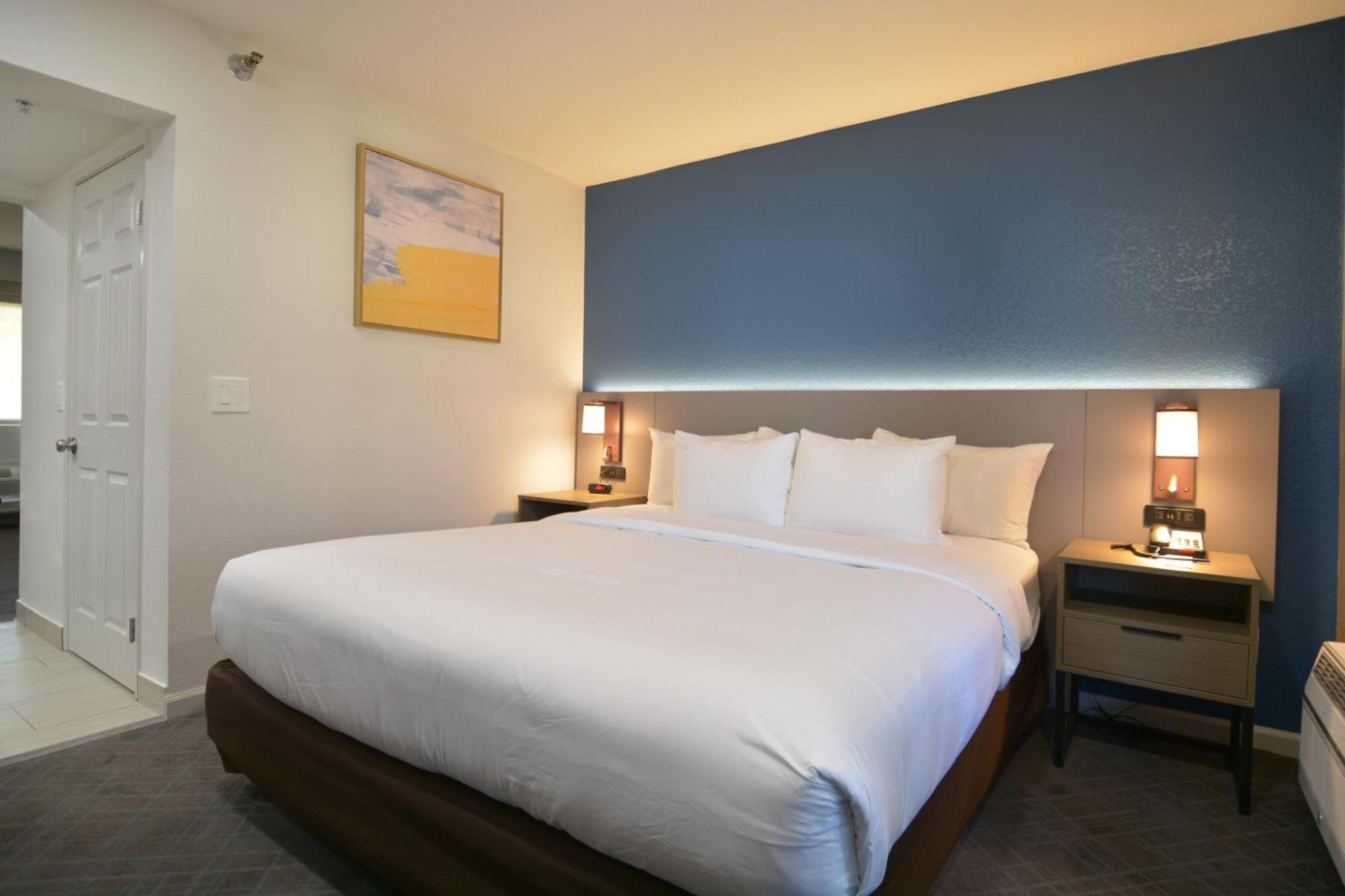 Suite 1 King Bed Living Room Non Smoking