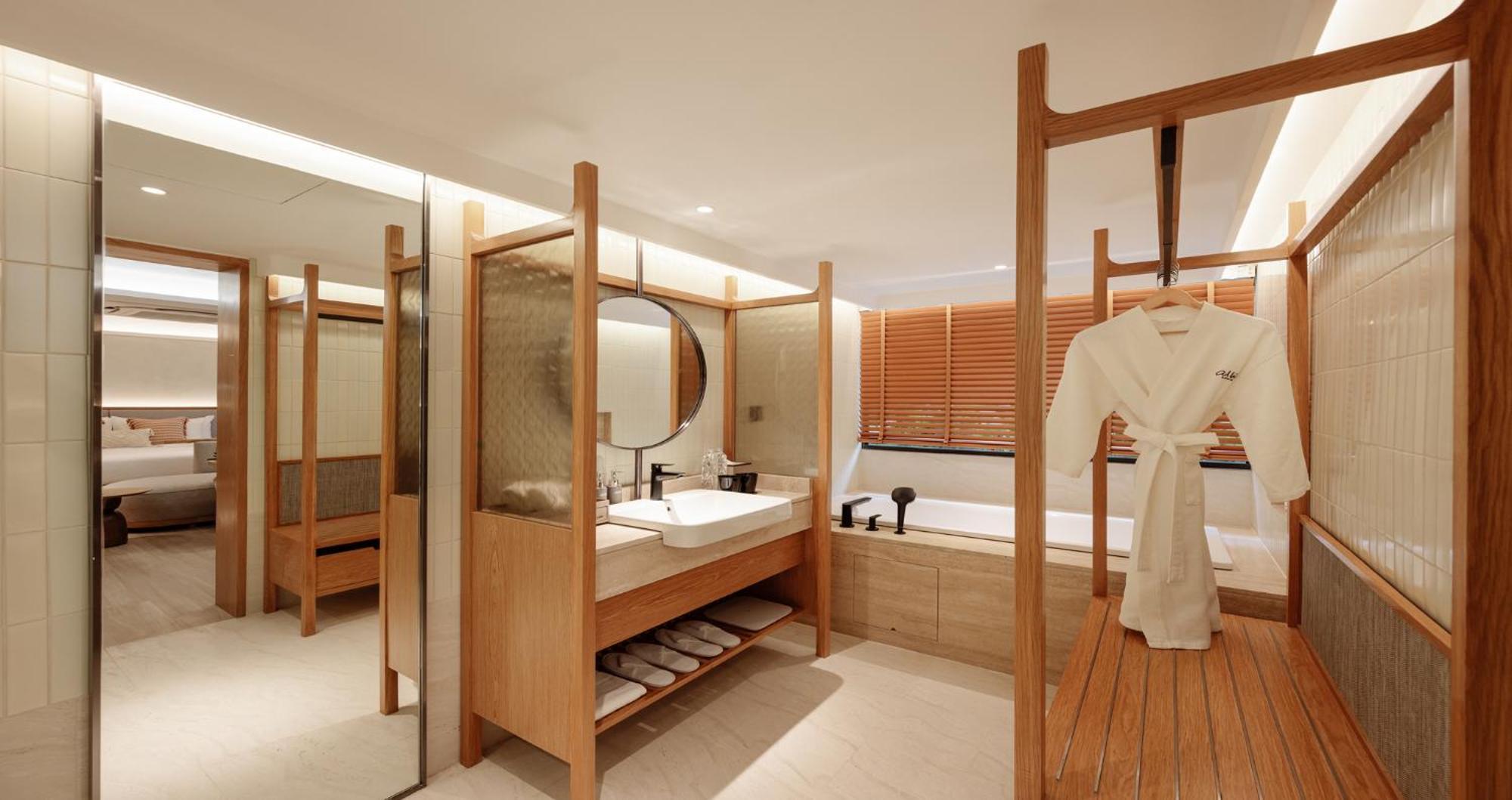 Premier Plus King Bathtub