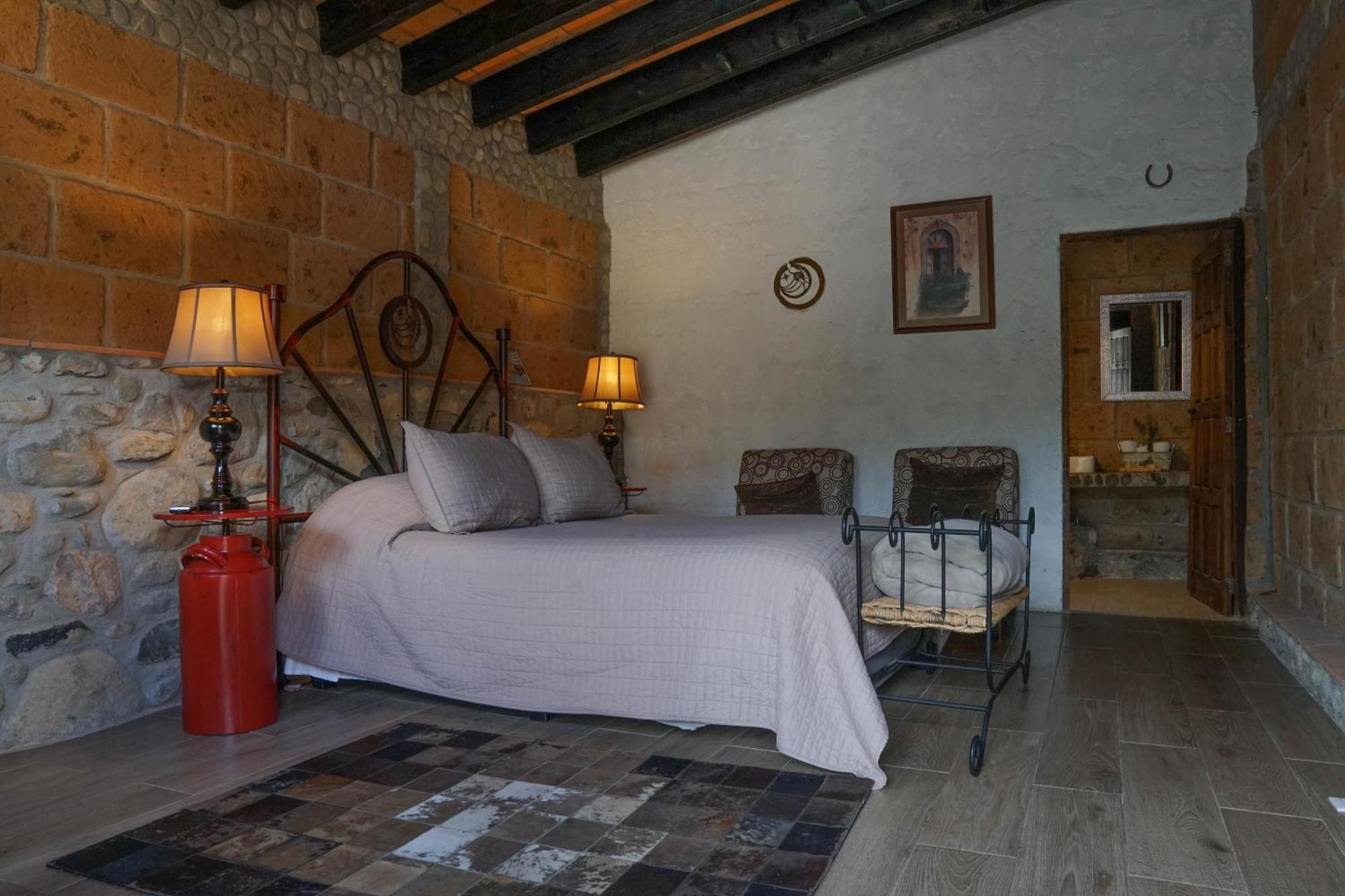 Habitación con cama grande