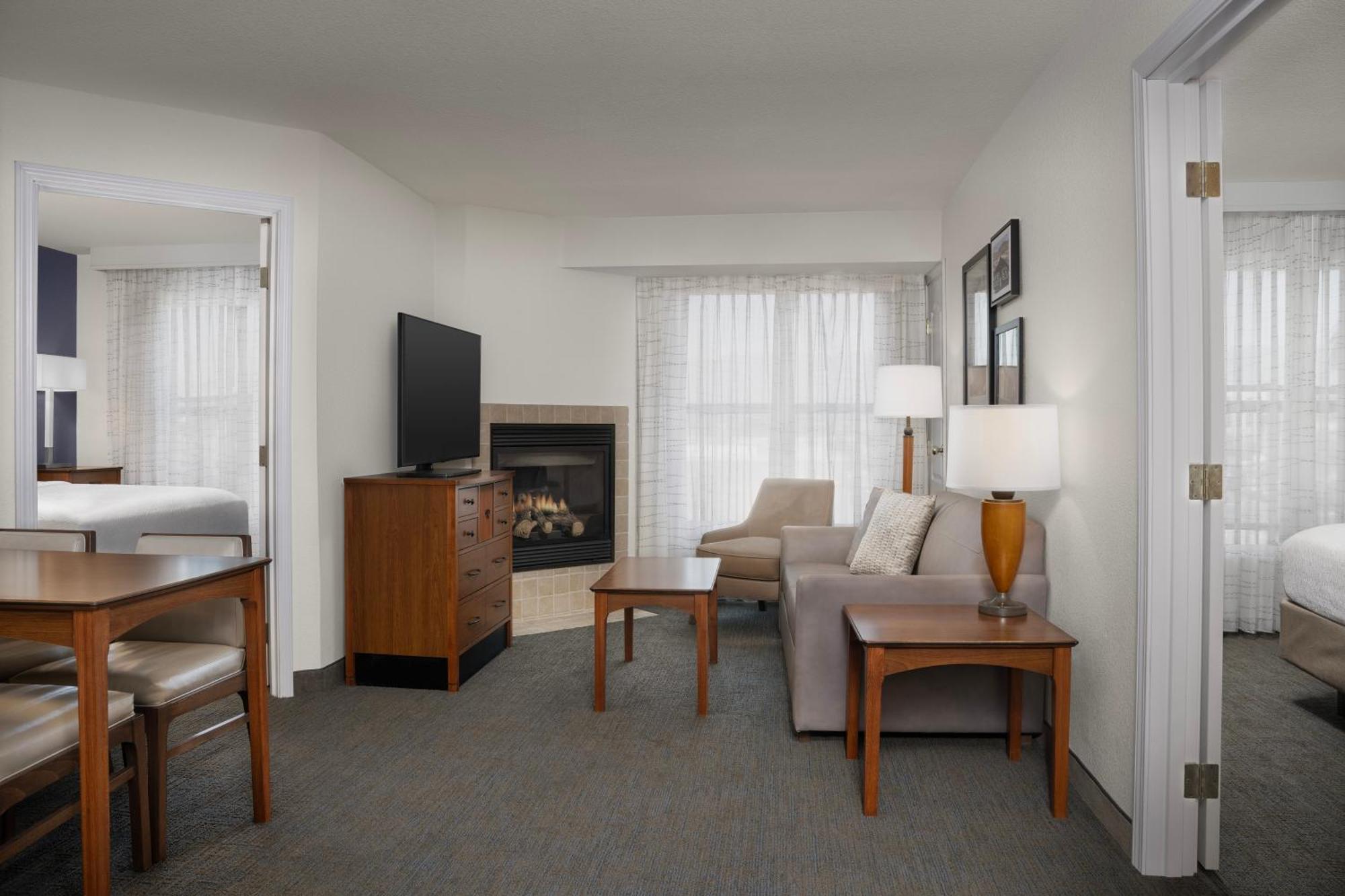 Two-Bedroom Queen Suite Sofa Bed Fireplace