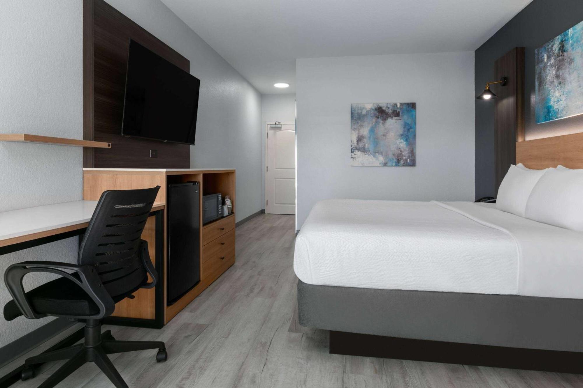 King Room with Bath Tub - Mobility Accessible/Non-Smoking