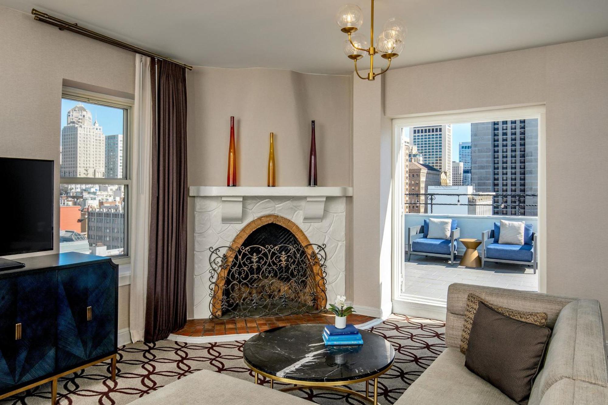 Samuel Suite, 1 Bedroom Suite, 1 King, Skyline view, Balcony
