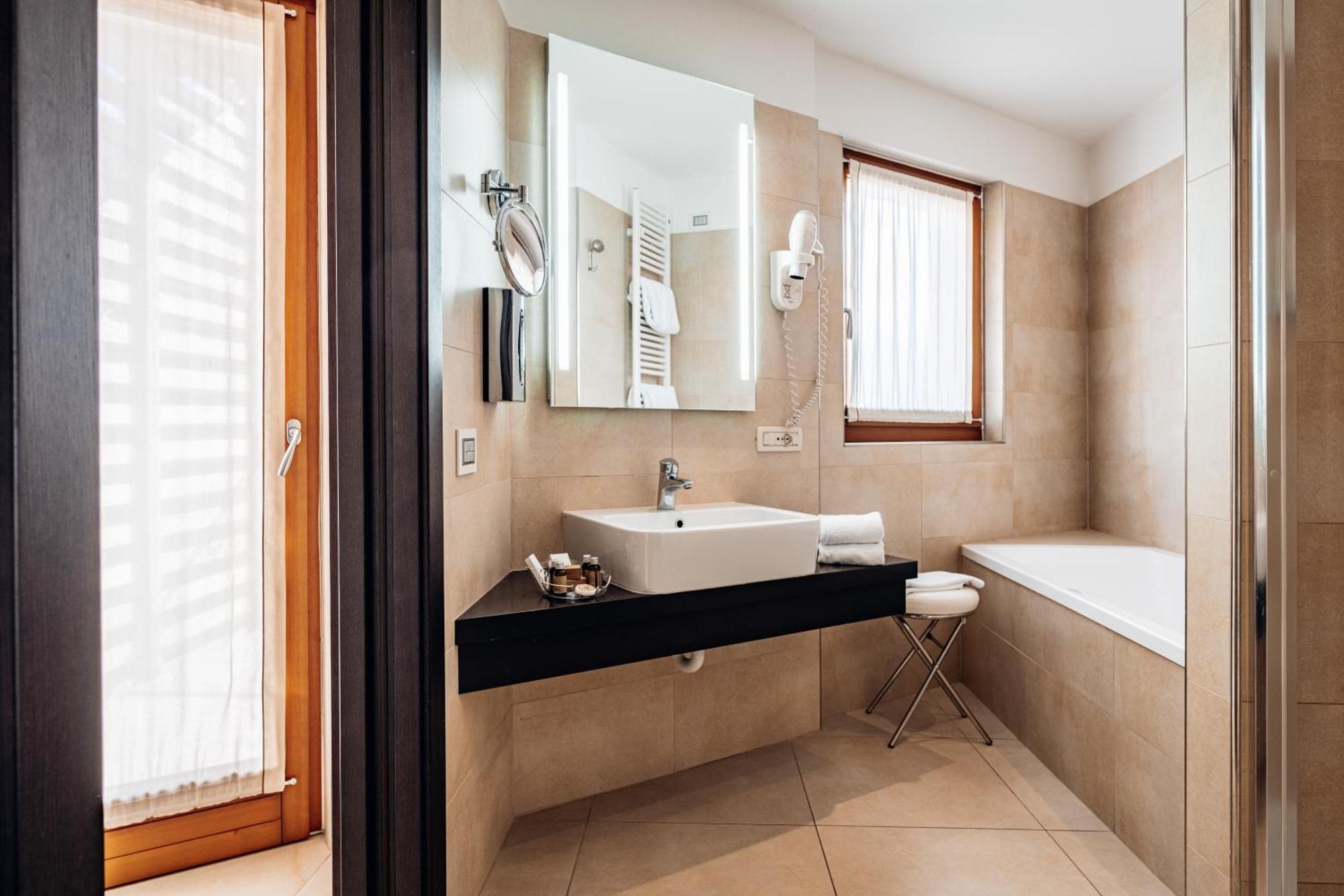 Junior Suite Spa Bath,1572633074:JPEG