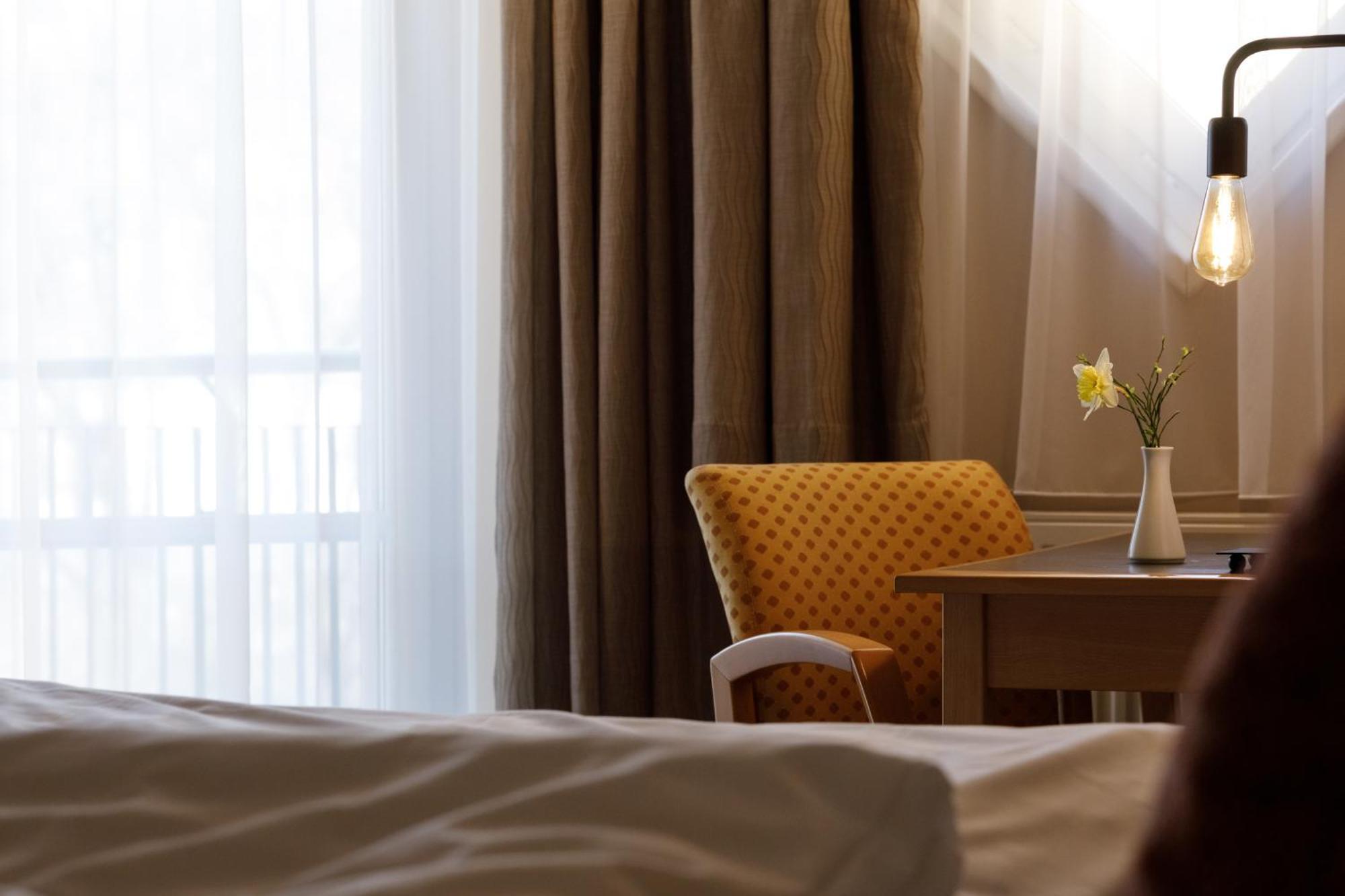 Ruhiges Doppelzimmer mit Balkon und Gartenblick