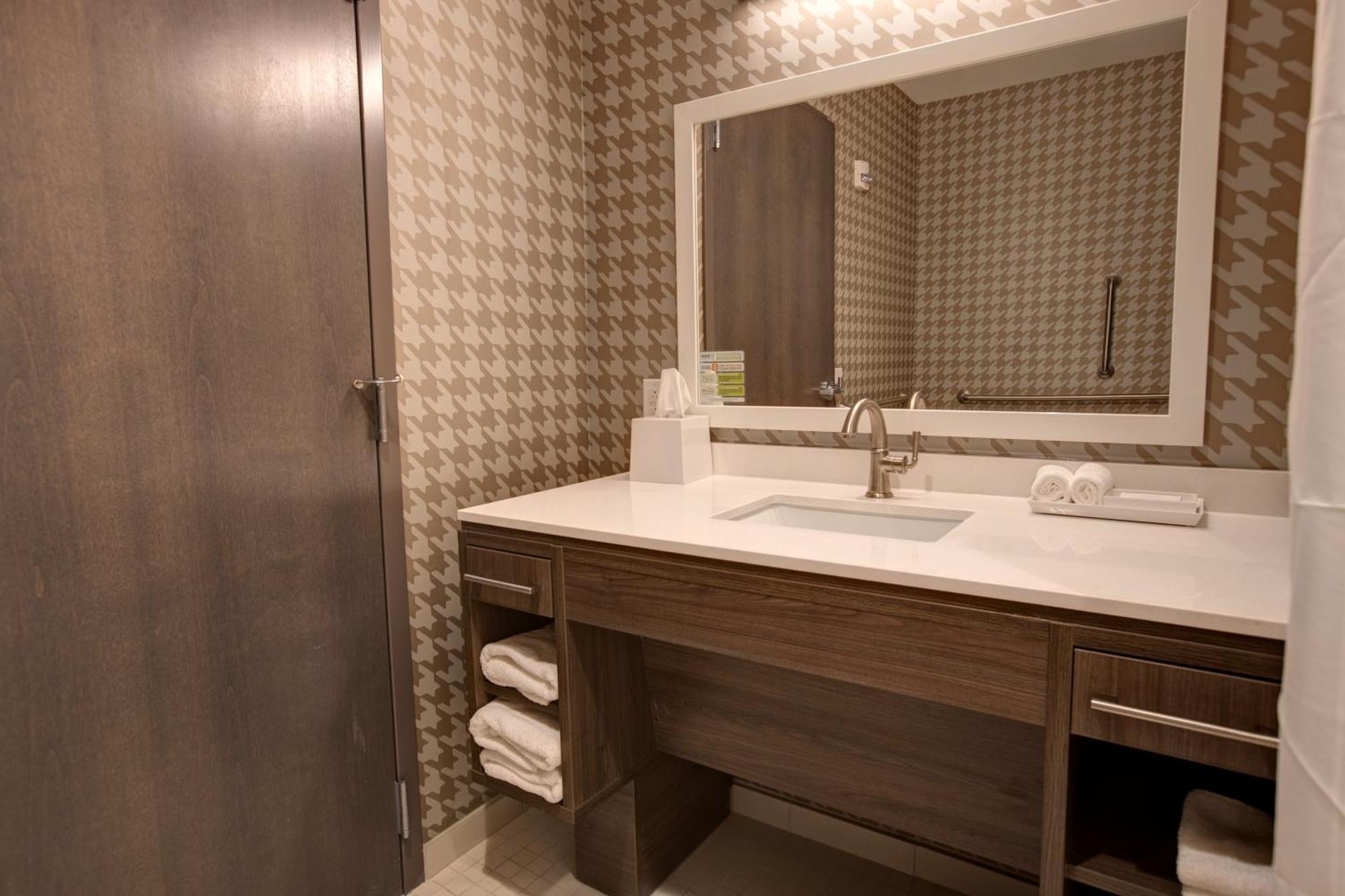 King Studio Suite Hearing Access or Non-Smoking