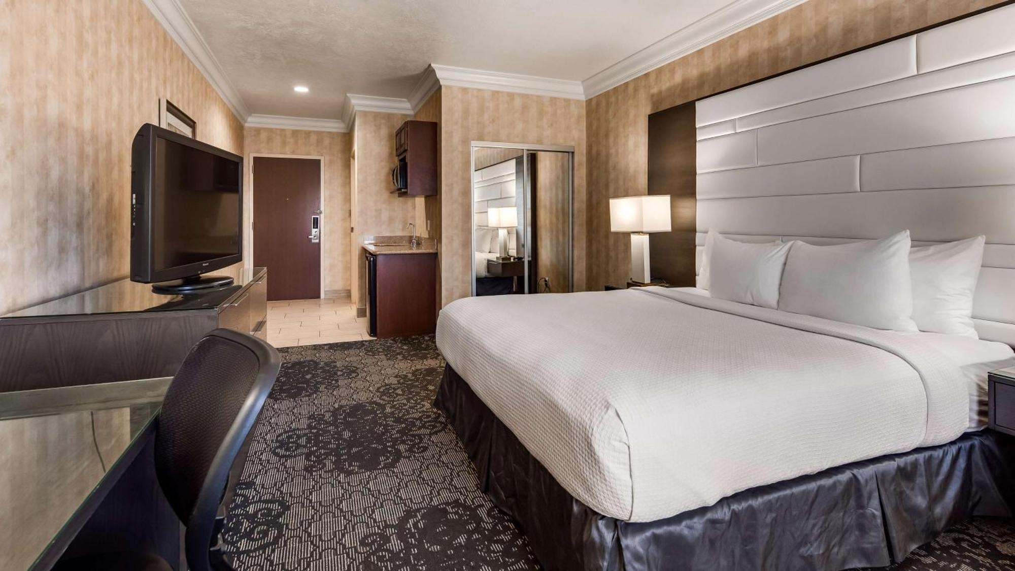 King Room Bath Tub Disability Access or Communication Assistance or Non-Smoking