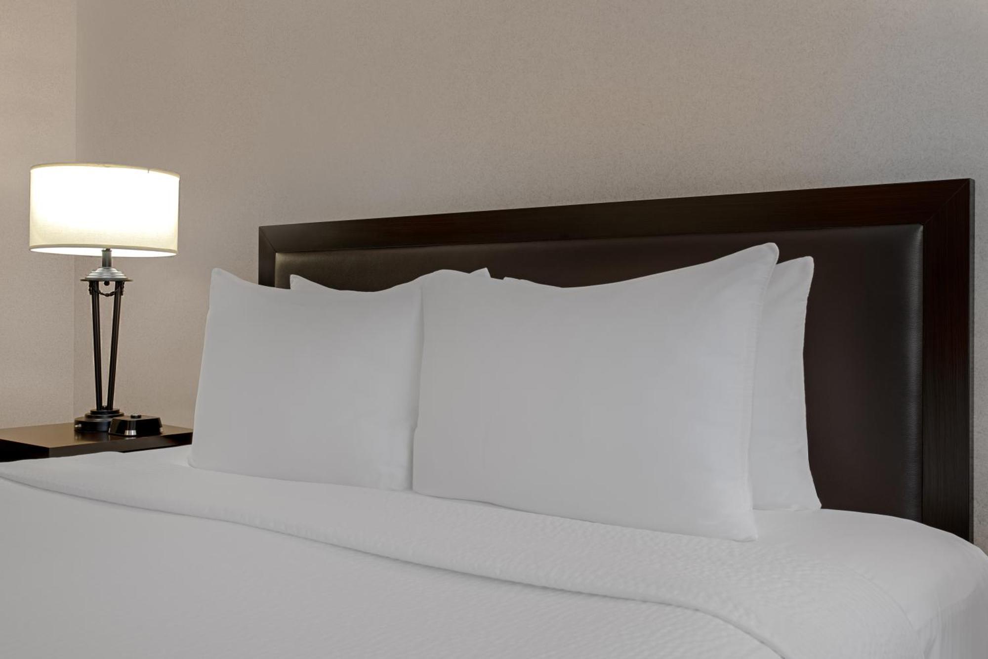 Queen Room with Pool Access - Non-Smoking