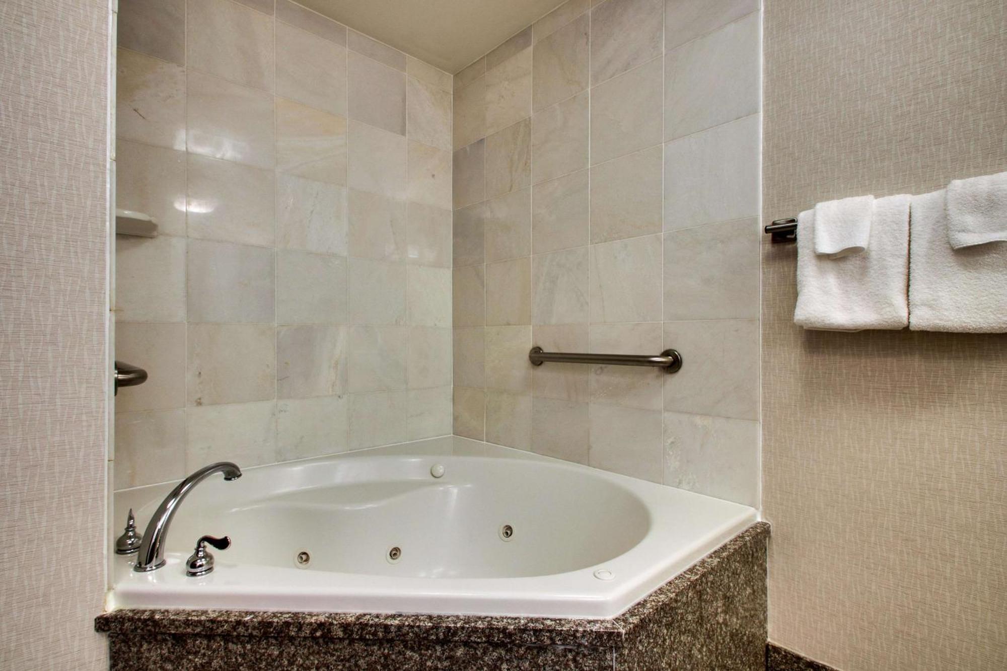 Deluxe King Room Accessible Tub,1651746458:JPEG